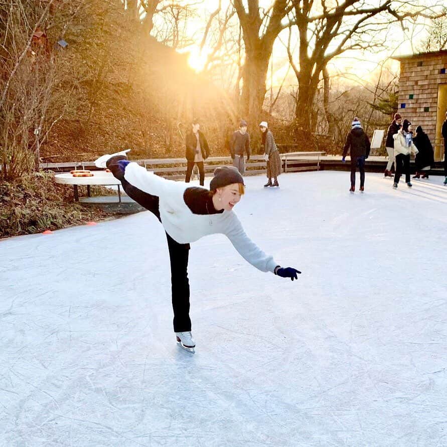 のインスタグラム：「最近投稿しておりましたスケート⛸をさせていただきましたリンク✨　自然の香りを感じながら滑ることが出来る最高に素敵な空間でした😄🌟 是非また滑りに行きたいです💓 . . #軽井沢 #中軽井沢 #ケラ池スケートリンク #軽井沢星野エリア #星野リゾート #ハルニレテラス #愛水せれ奈」