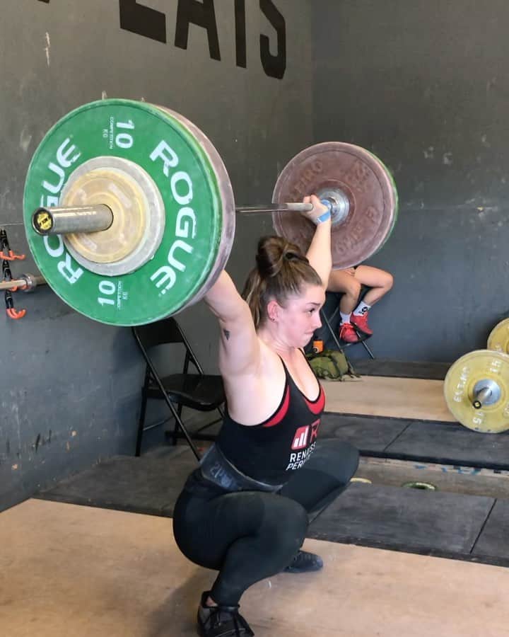 マッティ・ロジャーズのインスタグラム：「Just some thinggggsss from both of today’s sessions. Nothing exciting, nothing extraordinary, just pushing every day. Pumped to have just survived both sessions if I’m being HONEST. Thank you to my “pit crew” today & everyday, you know who you are. This is an individual sport, but it takes a solid crew to make these things possible.  @roguefitness @2poodperformance @rehband @xendurance @rpstrength」