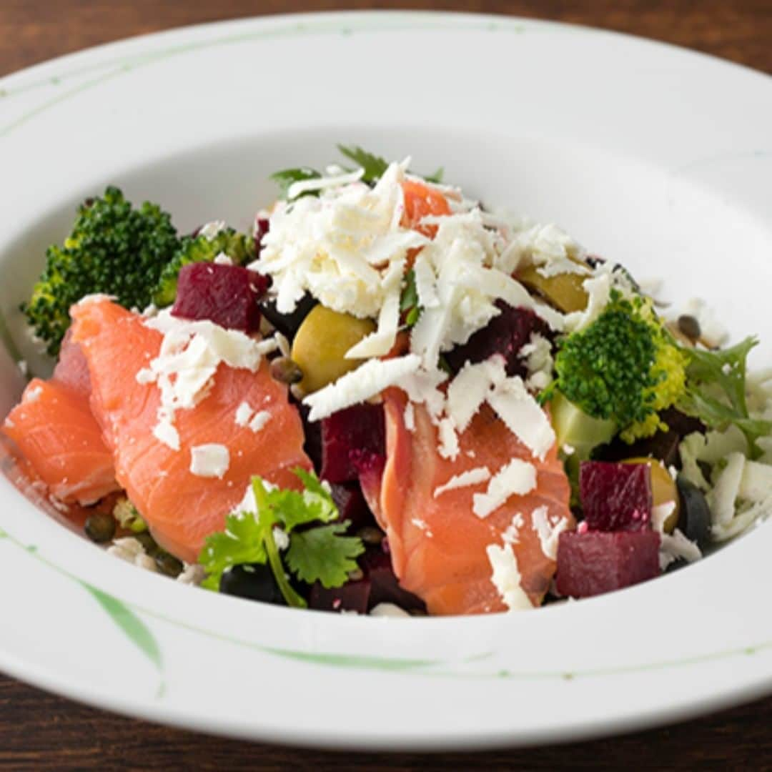 Courtyard by Marriott Tokyoさんのインスタグラム写真 - (Courtyard by Marriott TokyoInstagram)「"Tokyo Cheese Junkies"at LAVAROCK Salad with feta cheese, smoked salmon, beets and winter vegetables with fragrant honey and coriander😋🥗🧀 Together with the flavor of Greece’s signature Feta Cheese, this salad lets you enjoy the crunchiness of cubed sweet beets, olives, lentils and broccoli. Topped with fragrant smoked salmon to stimulate your appetite. 「トーキョー チーズ ジャンキーズ」 アット ラヴァロック🙂😁🧀🍯 スモークサーモンとビーツ・冬野菜のフェタサラダ　蜂蜜とコリアンダーの香り  ギリシャの代表的なフェタチーズの風味とともに、さいの目切りにした甘みのあるビーツ、オリーブ、レンズマメ、ブロッコリーなど歯ごたえが楽しめるサラダです。香ばしいスモークサーモンのトッピングがさらに食欲をそそります。🍴😋🍗🍽️😊 #ディナー #dinner #レストラン #restaurant #人気メニュー #ローストビーフ #ホテル #銀座 #ginza #cytokyo #サラダ #東京レストラン #salad」1月14日 10時30分 - courtyard_tokyo_station