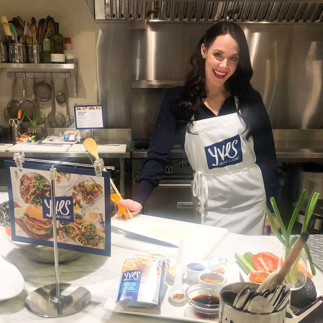 テッサ・ヴァーチュさんのインスタグラム写真 - (テッサ・ヴァーチュInstagram)「Who’s going to #tryplantbased in 2020? @yvesveggiecuise and @abbeyskitchen just prepped one of my favourite dishes - a Korean “Beef” Bowl using Yves Veggie Ground Round. There are so many must-have recipes, so I put the link in my bio ... Look at me sharing cooking tips 😉👩🏻‍🍳 #ad」1月14日 10時30分 - tessavirtue17