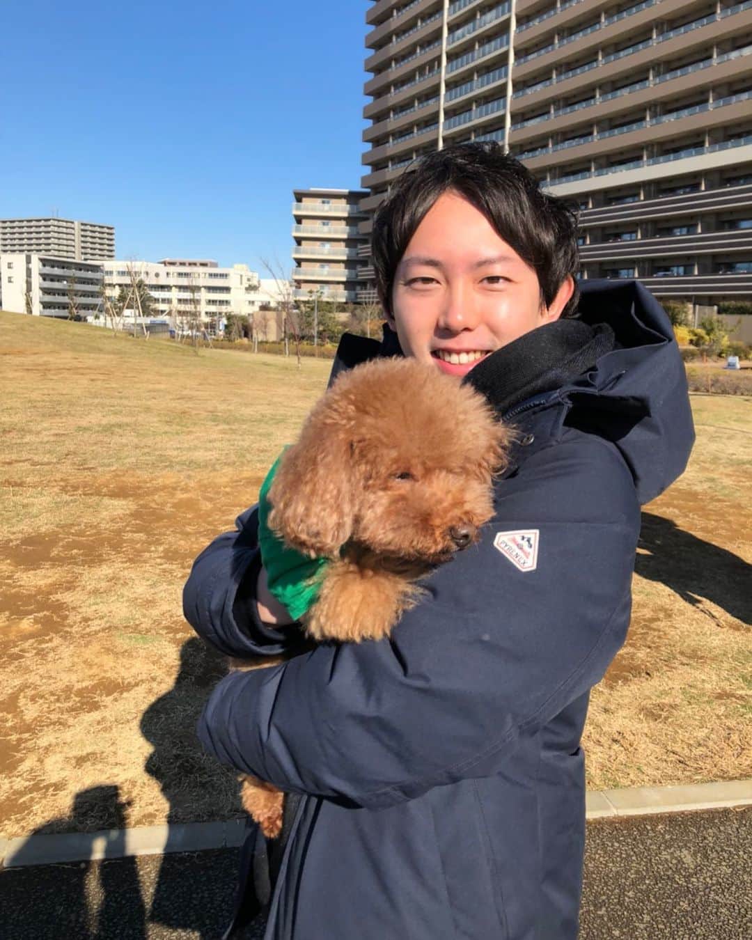 札幌テレビ「どさんこワイド朝」さんのインスタグラム写真 - (札幌テレビ「どさんこワイド朝」Instagram)「. 年末年始は千葉の実家に帰省しました。 . ペットのティグルと公園でパシャり📸。 日差しで目が細くなっているのがとても可愛い一枚でした。 . #愛犬 #愛犬との暮らし #ペット #犬のいる暮らし #犬バカ部 #犬好きな人と繋がりたい #いぬのきもち #dogstagram #doglife #dogoftheday #doglover  #札幌テレビ #どさんこワイド朝 #佐藤宏樹」1月14日 10時32分 - dosanko_asa