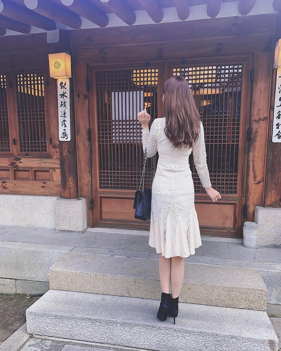 青木りえさんのインスタグラム写真 - (青木りえInstagram)「🤍🤍🤍 . 𝐓𝐫𝐢𝐩♡ . お正月旅行に行ってきました🤍 . 宮廷料理を食べたよ🤗庭もあって落ち着く雰囲気のお店✨ . 白のワンピースは🤍 @re0g1na ひざ丈で、大人のワンピース🤍 . 料理は辛い物や、お肉の食べ物のイメージが強いけど、野菜もいっぱい食べれてヘルシーで、すごく美味しかった💚 . . #韓国料理#グルメ旅#姉妹旅行#韓国旅行#お正月旅行#女子旅#宮中料理#Korea#trip#ワンピース#ワンピ#白ワンピ」1月14日 10時48分 - aokirie0418