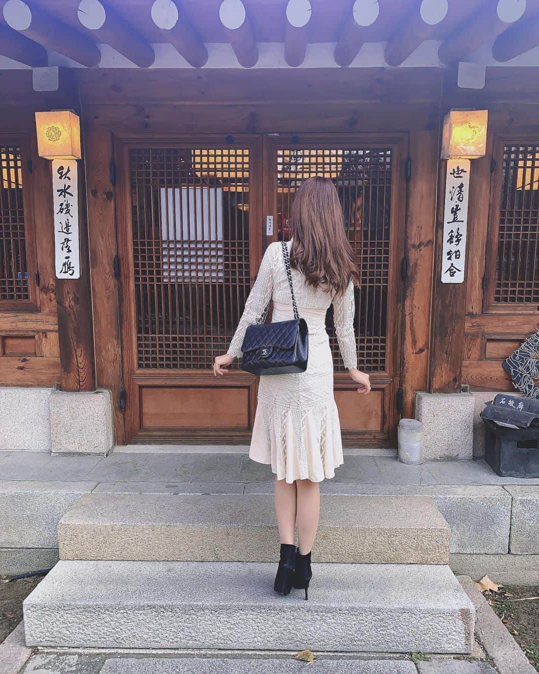 青木りえさんのインスタグラム写真 - (青木りえInstagram)「🤍🤍🤍 . 𝐓𝐫𝐢𝐩♡ . お正月旅行に行ってきました🤍 . 宮廷料理を食べたよ🤗庭もあって落ち着く雰囲気のお店✨ . 白のワンピースは🤍 @re0g1na ひざ丈で、大人のワンピース🤍 . 料理は辛い物や、お肉の食べ物のイメージが強いけど、野菜もいっぱい食べれてヘルシーで、すごく美味しかった💚 . . #韓国料理#グルメ旅#姉妹旅行#韓国旅行#お正月旅行#女子旅#宮中料理#Korea#trip#ワンピース#ワンピ#白ワンピ」1月14日 10時48分 - aokirie0418