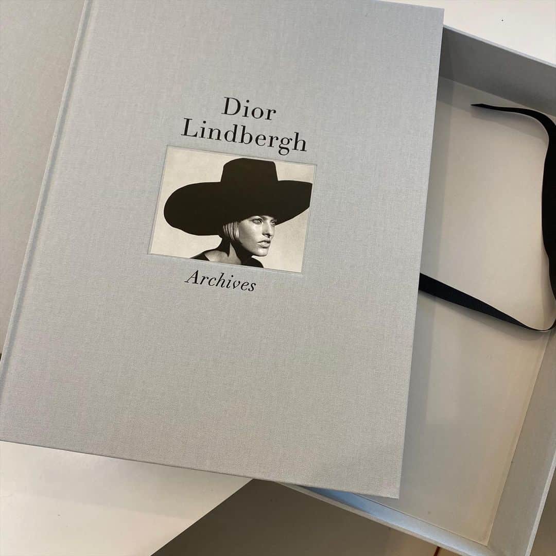中野明海さんのインスタグラム写真 - (中野明海Instagram)「Diorから 宝くじが当たったような 素敵な写真集が届きました。🙏🏻✨ この業界の人なら 間違いなく影響を受け、全員がリスペクトした偉大なフォトグラファー PETER LINDBERGH  2019年9月に ４０年間活躍して この世を去った世界的ファッションフォトグラファー ピーター・リンドバーグ 「Dior/Lindberg」  スーパーモデルブームは この人の写真が無ければ無かったかも知れない程。  リンドバーグはこれまで、マリオン・コティヤール（Marion Cotillard）やシャーリーズ・セロン（Charlize Theron）らディオールのミューズたちを撮影し、「レディ ディオール」 や「ジャドール」のキャンペーンを担当。 発売された写真集はディオールのアーカイブに捧げる1冊と、リンドバーグのヘリテージに捧げる1冊の計2巻セットで構成。 アーカイブ編では、2018年10月にニューヨークで撮影されたメゾンの過去にフォーカスした作品を収録し、ヘリテージ編では「ヴォーグ（VOGUE）」や「ハーパーズ バザー（Harper's BAZAAR）」にこれまで掲載されたディオールのオートクチュールとプレタポルテ、100点以上のイメージを収められた本（だそうです。） リンドバーグを知らない人は、 何がなんでも、ググってみてくださいね。 Dior様 本当に ありがとうございました✨✨✨✨✨✨✨✨ #Dior #peterlindbergh ←🧐 祭壇みたくお花を置いて撮ったら Diorが隠れてちゃって、片手落ち すんません💦💦」1月14日 10時43分 - akeminakano__official