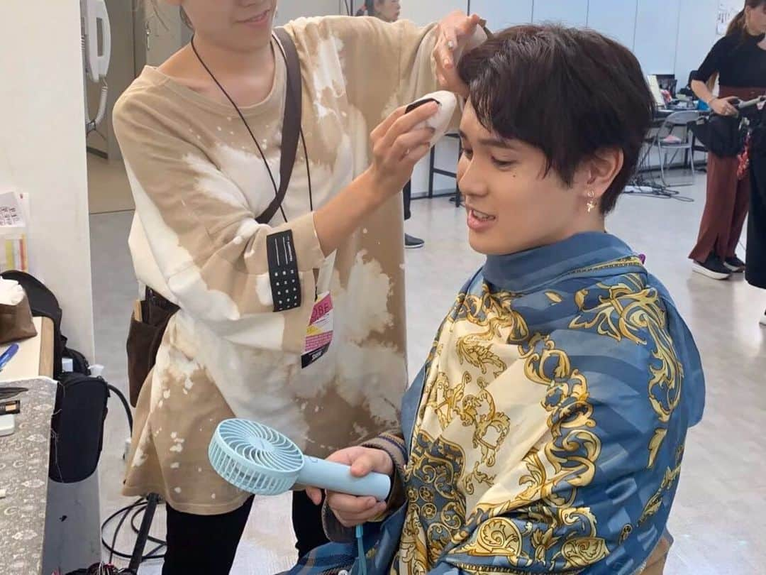 池添俊亮さんのインスタグラム写真 - (池添俊亮Instagram)「ヘアメイク中の。 年中汗っかきだから大変なんです… ミニ扇風機は必須アイテム。  #顔の汗かかない方法急募」1月14日 10時54分 - zoe_boy_0427