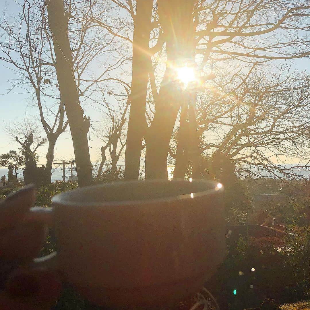 鎌田紘子さんのインスタグラム写真 - (鎌田紘子Instagram)「眩しすぎる朝日と、ちょっと先に見える海と、モーニングコーヒー . . .」1月14日 11時00分 - hirokokamata12