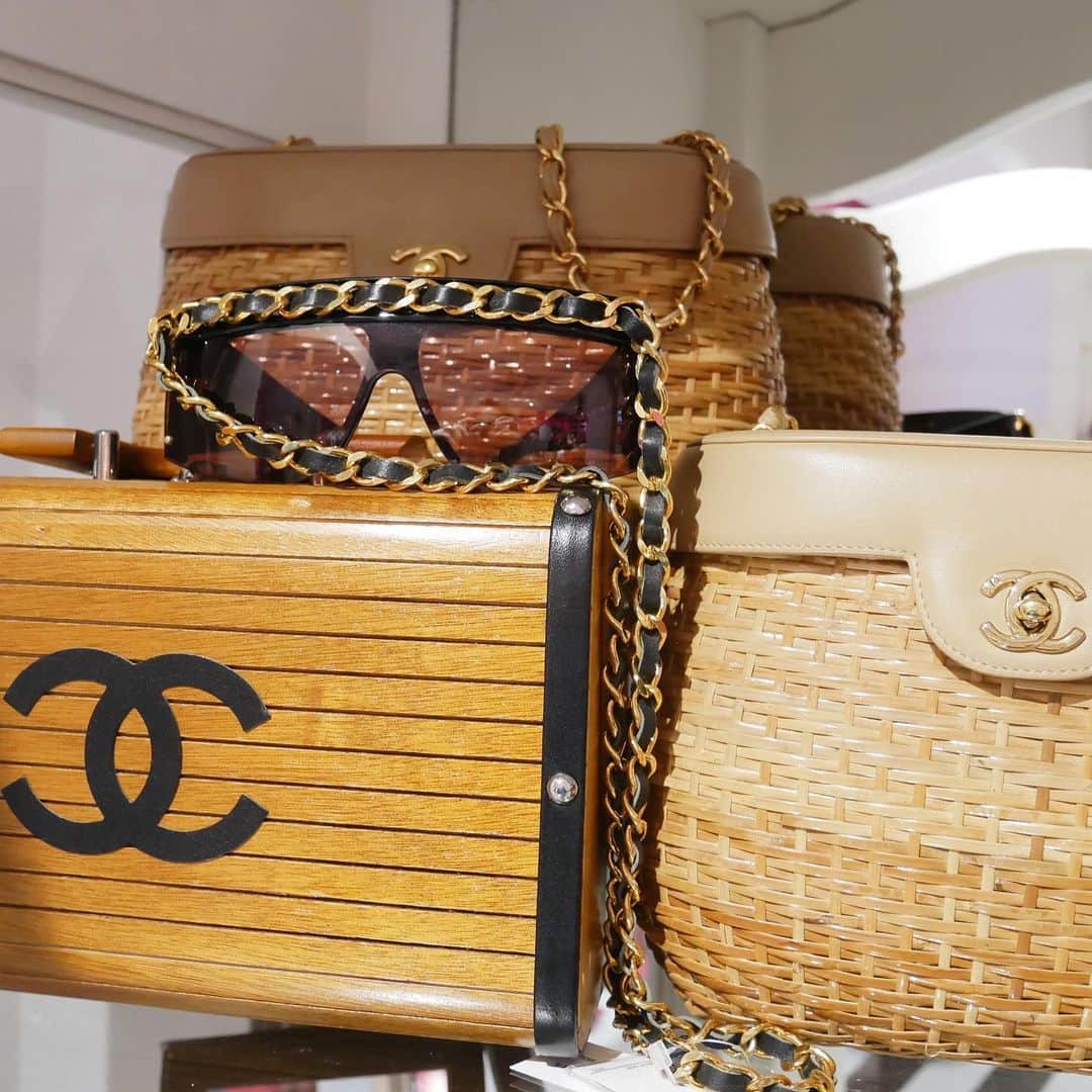Vintage Brand Boutique AMOREさんのインスタグラム写真 - (Vintage Brand Boutique AMOREInstagram)「おはようございます💕 AMORE vintage 表参道店 本日は11:00〜20:00まで営業しております🍒 表参道、青山にお越しの際は是非AMORE vintageにお立ち寄りくださいませ💘AMORE Omotesando is open today 11:00-20:00! Come visit us for the finest vintage Chanel collection!お問い合わせ /  for inquiries → ✉️info@amorevintagetokyo.com  #ヴィンテージ #シャネル #ヴィンテージシャネル #ココ #ココマーク #ヴィンテージブランドブティック #アモーレ #アモーレトーキョー #表参道 #青山 #東京 #vintagebrandboutique #AMORE #amoretokyo #tokyo」1月14日 11時08分 - amore_tokyo