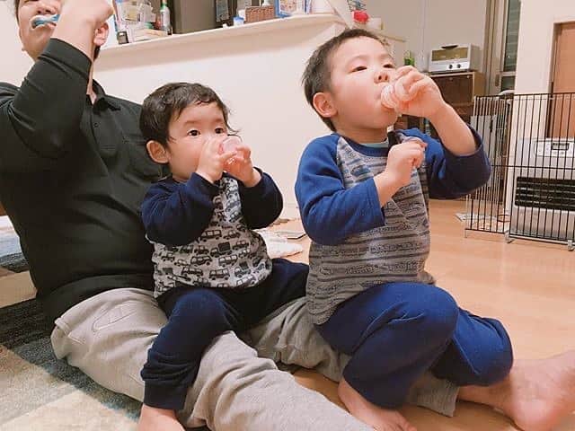 森永乳業#親ばかグランプリ【公式】のインスタグラム：「🍼今週の#チュウチュウごくごく選手権 🥤﻿ ﻿ －－－－－－－－－－－－－－－－－－﻿ @kou_ken_mama﻿ お風呂上がりの﻿ 水分補給も兼ねて﻿ ヤクルト1本飲んでます💖﻿ ．﻿ 最近なんでもお兄ちゃんの﻿ マネしたくて﻿ 気付けばこんな状態に😂﻿ ．﻿ ※パパがテレビ見ながら﻿ 歯みがきしてたら﻿ 長男が乗っかって﻿ その後、次男も乗っかって﻿ こんな感じに🤣笑﻿ ．﻿ 兄弟で仲良くごくごく💖﻿ －－－－－－－－－－－－－－－－－－﻿ ﻿ 大好きなパパの足は特等席😆みんなで仲良くごくごくタイム🎶﻿ お兄ちゃんがゴクゴク、弟くんもゴクゴク、パパも…﻿ あ、パパはシャカシャカタイムでしたね🙌🏻﻿ ﻿ みなさまも、「#チュウチュウごくごく選手権 」と「#おでかけ代表」または「#おうち代表」を付けてご参加ください🎵﻿ 詳しくは、プロフィールのリンクをCHECK😉﻿ @morinaga_chuchu_gokugokucp﻿ ﻿ ※リグラム掲載による商品当選との関係はございませんので、予めご了承ください。﻿ ﻿ #森永乳業 #チュウチュウごくごく選手権 #おでかけ代表 #おうち代表 #キャンペーン﻿ #子ども #子供 #こどものいる暮らし﻿ #はぐくみ #やさいジュレ #うるジュレ #こどミル」