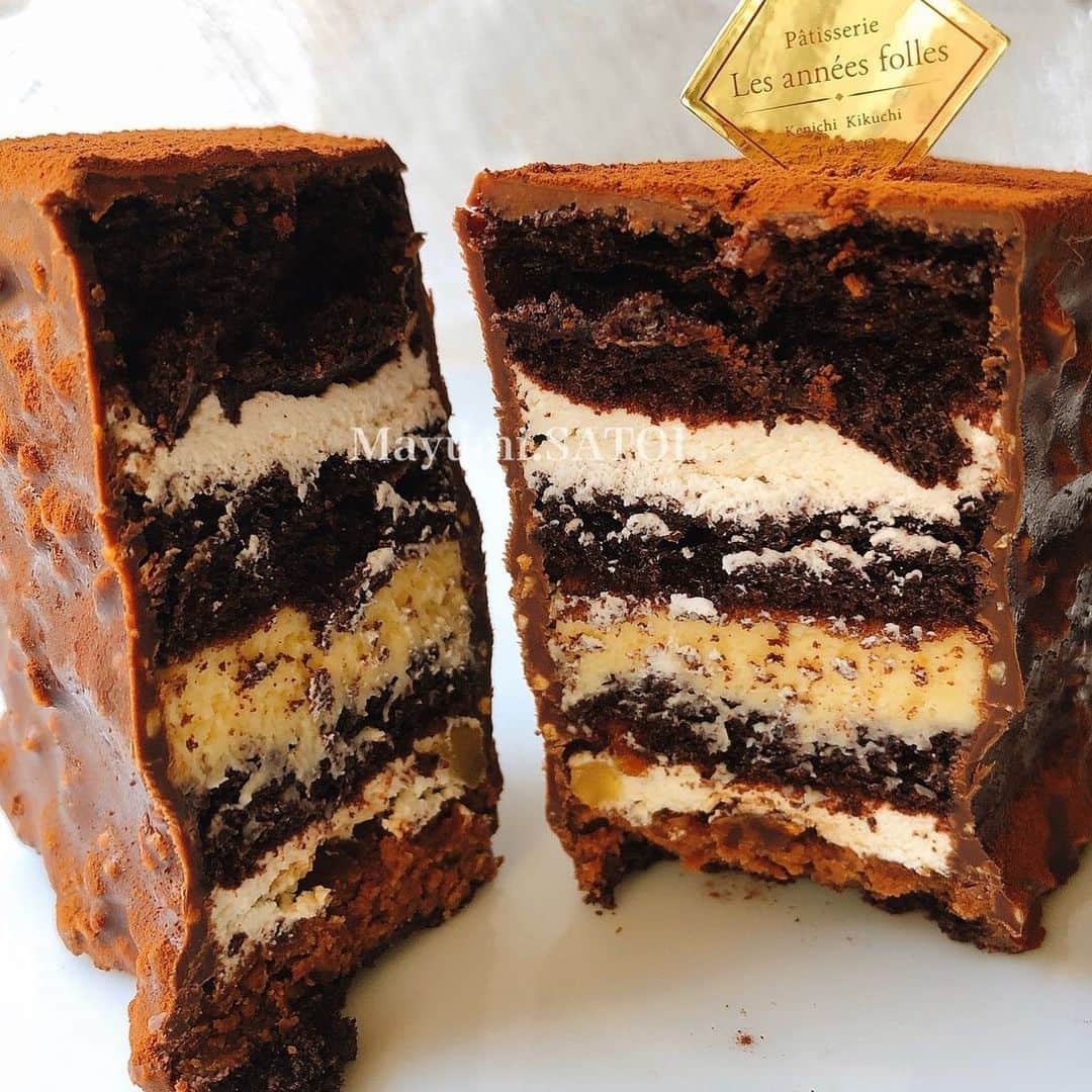 里井真由美さんのインスタグラム写真 - (里井真由美Instagram)「🇯🇵🍫 チョコレートケーキ ・ ・ チョコとナッツで完全に覆われてて、 →2枚め真横 →3枚め断面) ・ ・ 中はブラックとホワイトの断面層♡ で、食べるとその面持ちとは一線を画し、まろやかで優しいおいしさ♡ ・ ・ 見た瞬間から、切りたい衝動になり断面美を想像してしまってました。笑 おいしいーー♪ ・ ・ 2日ほど前にpostした @kenichi.kikuchi シェフのケーキなのですが、愛しのモンブランちゃんと言い、このチョコといい たまら〜ん♡ ・ ・ 大好きな断面美スリーショットも。笑 恵比寿 パティスリー レザネフォール @lesanneesfolles1115 で買えます♡ ・ ・ #チョコレート#チョコ#ケーキ#チョコケーキ#和栗#栗スイーツ#モンブラン#モンブラン巡り#和栗のモンブラン#栗#フランス栗#里井真由美#1級フードアナリスト里井真由美#さといいね#栗スイーツ#デパ地下#ホテルスイーツ#デパ地下スイーツ#ホテル#ありが糖運動#まゆログ#フードジャーナリスト里井真由美」1月14日 11時12分 - mayumi.satoi
