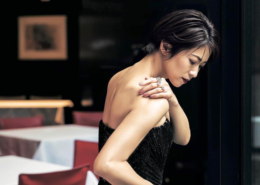 朝倉 豊のインスタグラム：「巻頭連載 【言い訳は何とでも。“思い切った”人から素敵になる。 今月のDAILY LUXURY DIAMONDS】 @story_love40 2月号 @vancleefarpels  photo: #須江隆治 氏 model: @hiroko_hatano_  hairmake: #YUMBOU 氏(ilumini) composition & poems: @shigemianzai  SP thanks: @ralphlauren  #mywork ※詳細は誌面にて」
