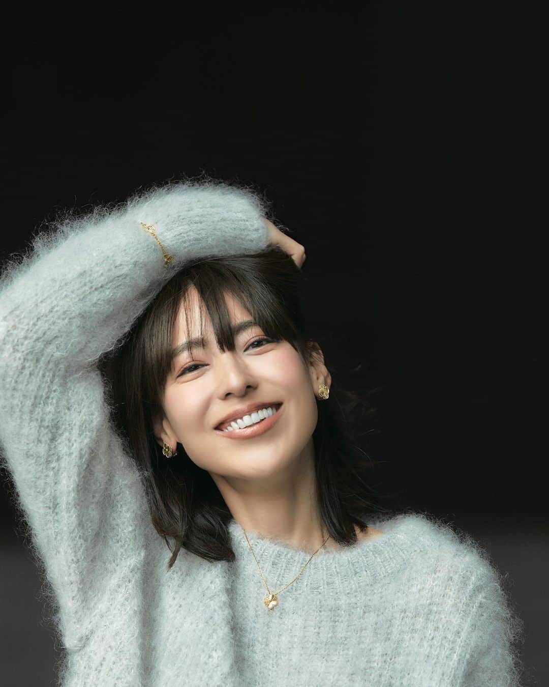 朝倉 豊のインスタグラム：「2019年、一番お仕事させていただいた ジュエラーさんでした💠💠💠 【ヴァンクリーフ＆アーペル もっと自由に。ジュエリーはもっと自分らしさを出していい！】 @story_love40 12月号 photo: #金谷章平 氏 model: @satokokoizum1  hairmake: @moriyukio_roi  composition: @shigemianzai  #mywork ※詳細は誌面にて」