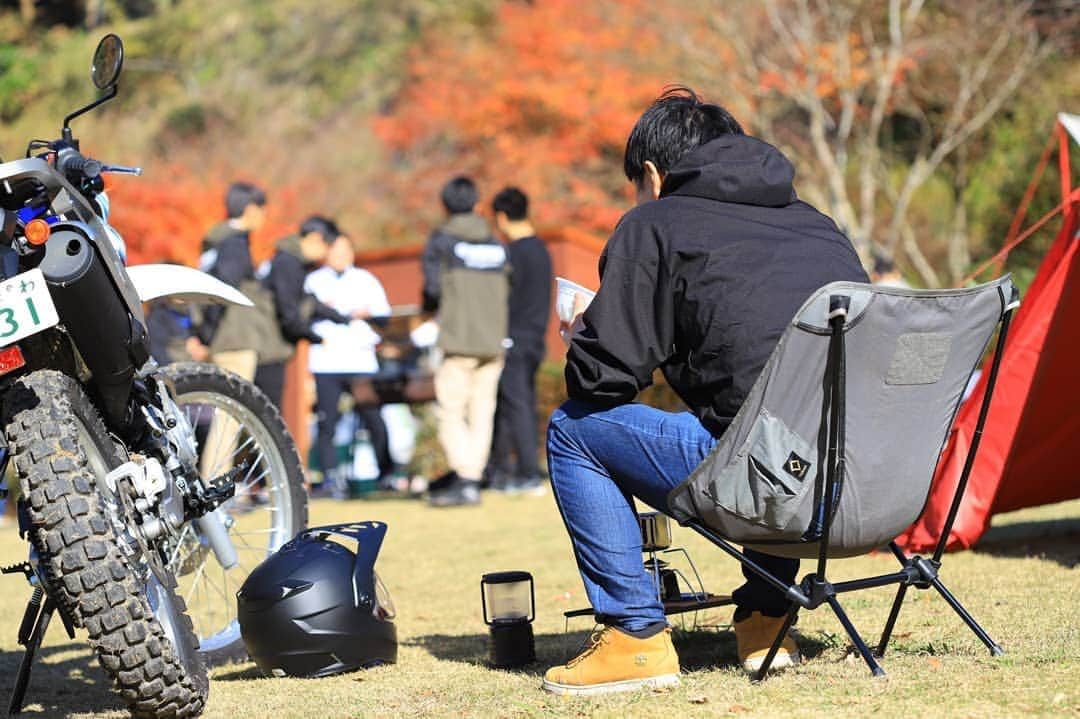 ヤマハ バイクさんのインスタグラム写真 - (ヤマハ バイクInstagram)「集団キャンプで盛り上がる人たちを眺める、相棒セローとのソロキャンプ。﻿ #わたしのゆるキャン #アルペンアウトドアーズ #YAMAHAが美しい﻿ #ゆるキャン #キャンプ #ソロキャンプ #きっとずっとセローです #serow #serow250 #serowfinal #serow250finaledition #yamahaserow #セロー ﻿ ------------------------------﻿ 現在、アルペンアウトドアーズフラッグシップストア柏店様にて、ドラマ『ゆるキャン△』の撮影にも使用された、志摩リンカラーのビーノを展示していただいております！﻿ ﻿ さらに、アルペン柏店様の公式アカウント（@alpenoutdoors.flagship.kashiwa ）では、ドラマキャストの福原遥さん・大原優乃さんサイン入りチェア&ポスターが当たる投稿キャンペーンが開催されています！（応募期間:1/10〜2/2）﻿ ﻿ みなさんもぜひ、自分流ゆるキャンを投稿してみてはいかがですか？😆✨」1月14日 11時20分 - yamaha_bike