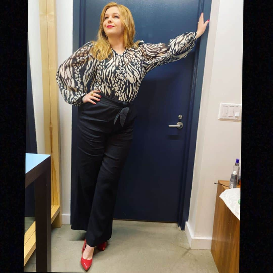 アンバー・タンブリンさんのインスタグラム写真 - (アンバー・タンブリンInstagram)「Just super casually posing against a door backstage at Late Night with Seth Meyers, as one does. ⁣ ⁣ Catch me tonight at 12:35/1135c on @nbc !  #EraOfIgnition ⁣ ⁣ Photo: ⁣ @liz.chancey ⁣ Hair: ⁣ @matthewmonzon ⁣ Face:⁣ @eeags ⁣ Clothes:⁣ @veronicabeard ⁣ Bling: ⁣ @kentshire ⁣ 😍😍😍😍😍😍⁣」1月14日 11時25分 - amberrosetamblyn