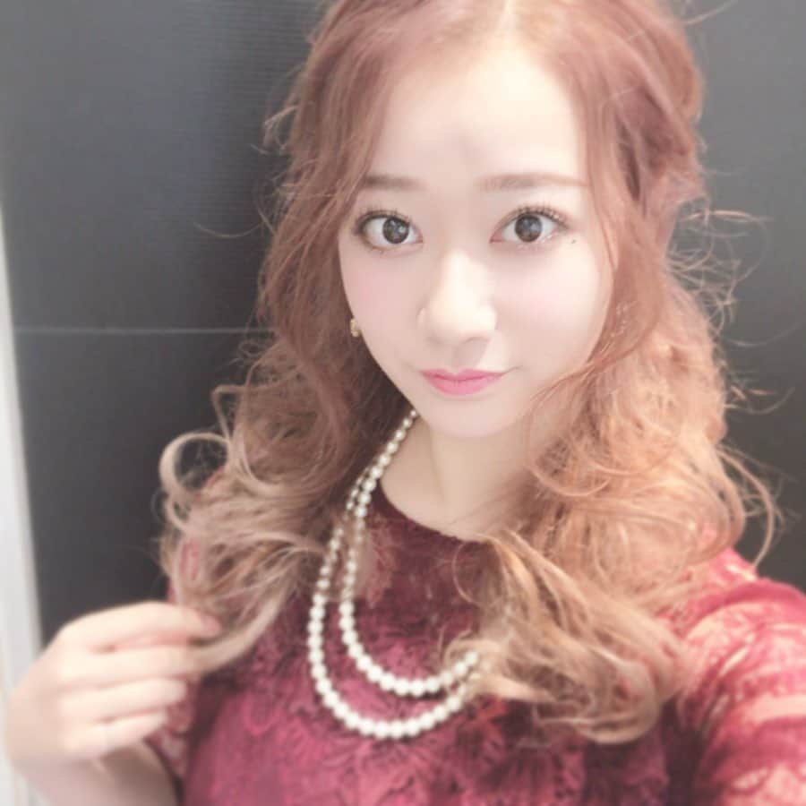 北澤鞠佳のインスタグラム：「👗❤ ・ 会社のぱーちー🥳👏🎉 髪の毛やってもらいました😚💭 行ってくるんご\( ･ω･ )/ ・ #ぱーてぃーどれす #パーティードレス #Party #オシャレ #お洒落 #シャンパン #sake #alcohol #술 #酒好き #酒好きさんと繋がりたい #酒クズグラマー #酒スタグラム #角ハイボール #ハイボール #酒クズ #ばえすぽっと #撮影 #촬영 #좋아요꾹꾹 #좋아요폭탄 #좋아요늘리기💚」