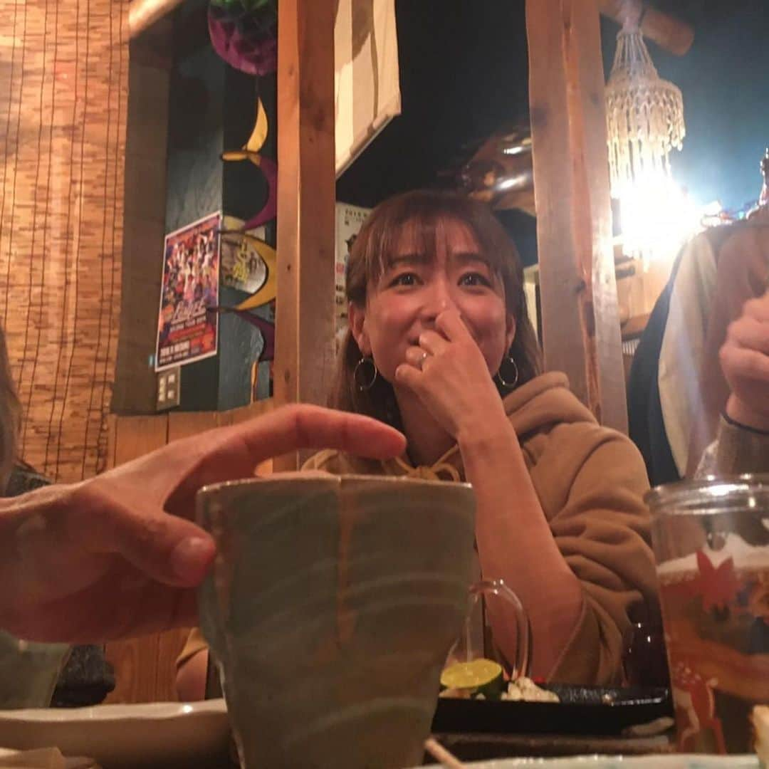 彼方茜香さんのインスタグラム写真 - (彼方茜香Instagram)「新年会♥ ロケの時はスタッフと演者。 プライベートは友達、仲間♪ 先輩後輩とか関係なくて、誰がエラいとかもなくて、やりたい事を一緒になって出来る仲間と気を使わずに楽しく遊べる事が1番大事(^^)v そのスタイルは永遠に変わりません！ 2020年も沢山アクティブに！ #ボーリング1番いいスコア127やったやん  #7人で対決してました #3ゲーム合計で負けました #sarynボーリング」1月14日 11時31分 - serikaochikata