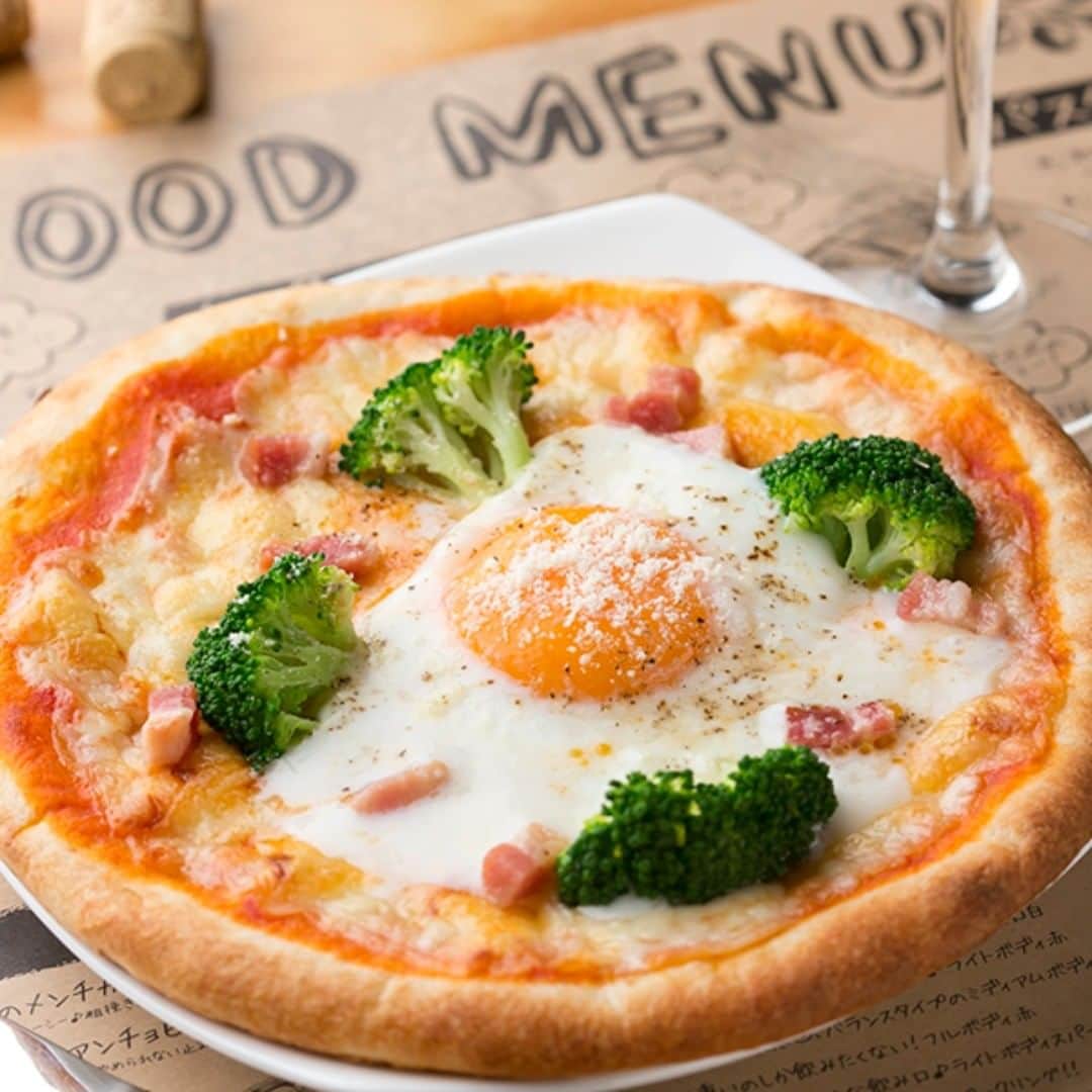 ビアージョ新宿のインスタグラム：「こんにちは、新宿西口のイタリアン＆ワインバル「ビアージョ」です。  ブログ更新しました！ 「イタリアン定番のピザをビアージョで！」 是非ご来店をお待ちしております。 ▼詳しくはこちら▼ https://viagio-shinjuku.com  #ビアージョ#新宿#イタリアン#バル#居酒屋#送別会#二次会」