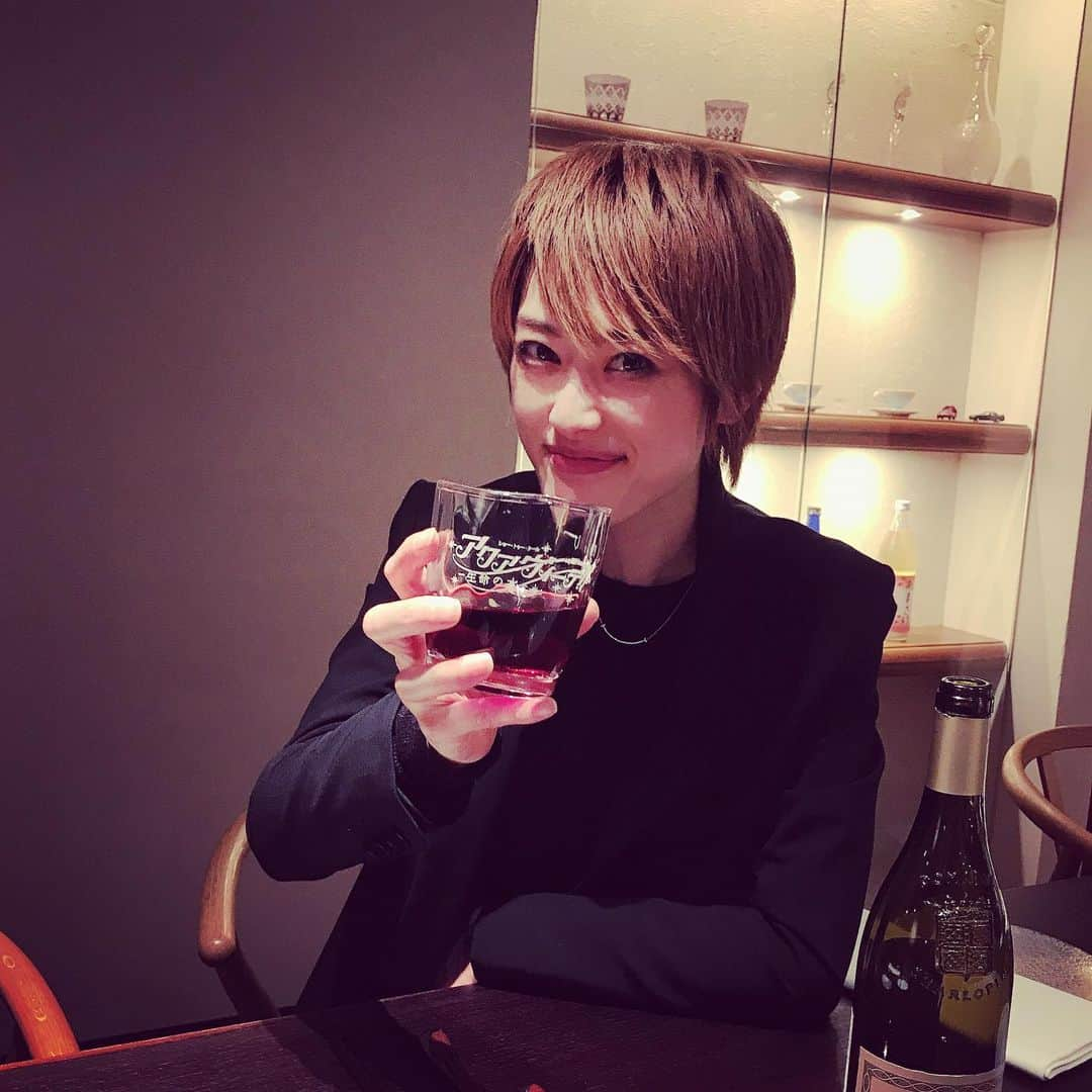 如月蓮さんのインスタグラム写真 - (如月蓮Instagram)「.﻿ 宙組公演『el japon』『アクアヴィーテ!!』﻿ 観劇しました！﻿ 楽屋に行ったらまさかの柚希礼音様が！！﻿ 嬉しすぎたぁぁ！！！﻿ 今年の運気、もう使い果たしたかも(笑)﻿ .﻿ クサくてベタでカッコ良いヅカツボが、ドンピシャに押されました。﻿ 令和になっても、どんな新時代が来ても、乙女心の出発地点はここだよ、というツボ。﻿ ゆりか(真風涼帆さん)はちゃんと押してくれるんだよなぁ。レディーファーストを心得たジェントルな雰囲気！﻿ イケメンツボ師。素敵です。﻿ そして、英真なおきさん！﻿ もうホントに一生の憧れです。﻿ .﻿ 私は、トップ2番手3番手さんの並び場面は最高のご褒美だと思っている。﻿ そこにあんな遊び心をカスタマイズしてくるところがオシャレすぎません？笑﻿ スターオーラというやつは、目には見えないけれど、1番感じてしまうもの。﻿ 例えもし、歌わず踊らず喋らずだとしても、あの3人を見ていれば、ノンアルでも酔える気がした。﻿ この感覚…ちえさんにお会いしたからかなぁ、﻿ 星組のキサスキサス銀橋渡りを思い出しました。﻿ 宙組の皆様、特別で贅沢な時間を、ありがとうございました♡﻿ .﻿ ゆりかに教えてもらった通り、その日の夜にちゃんとワインでアクアヴィーテ！！﻿ .﻿ .﻿ .﻿ #宝塚﻿ #宙組﻿ #英真なおき　さん﻿ #真風涼帆　さん﻿ #柚希礼音　さん﻿ #如月蓮﻿ #RENスタグラム」1月14日 11時39分 - kisaragi.ren2