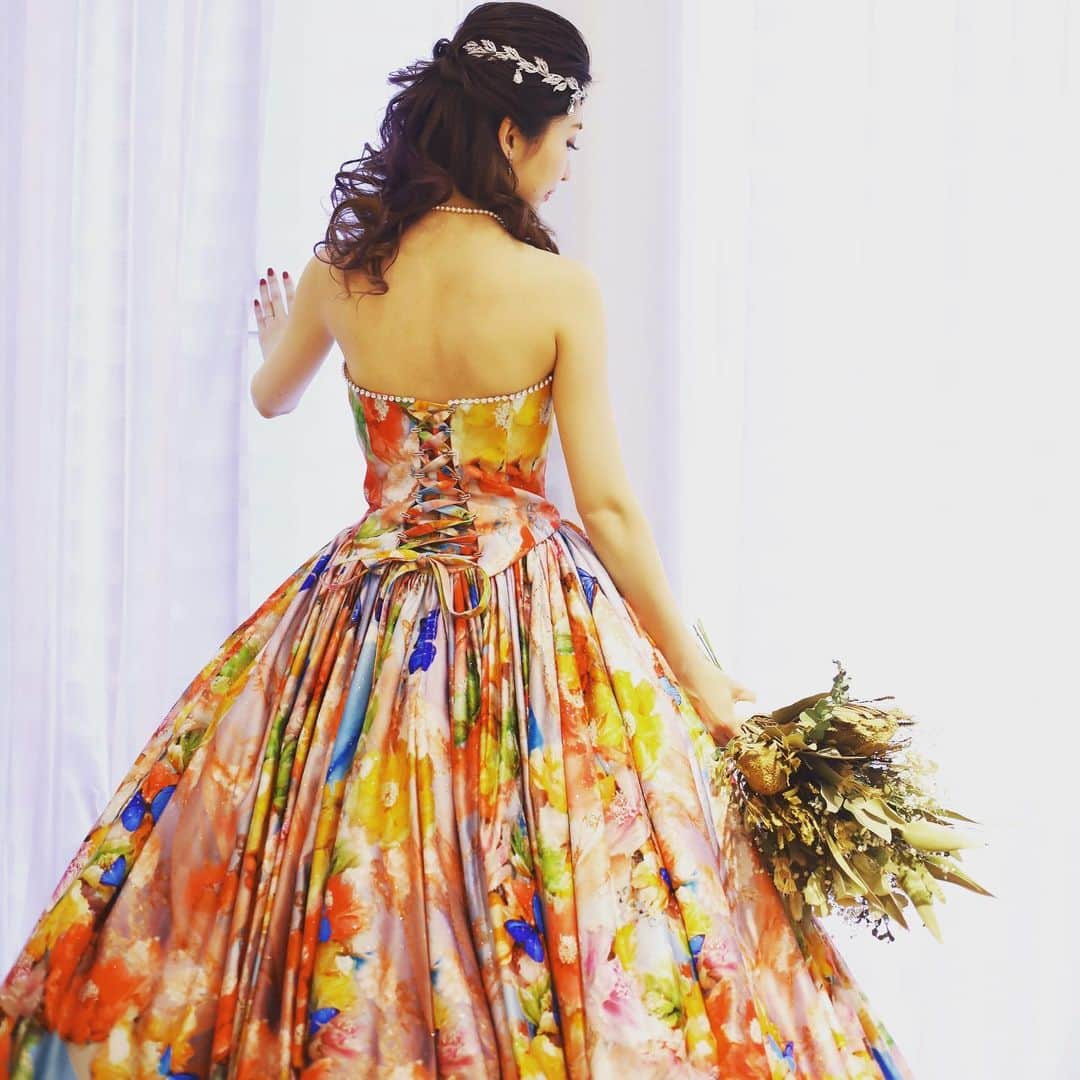 ホテルモントレ ラ・スール大阪ウエディングのインスタグラム：「@lasoeurosaka_wedding 鮮やかなカラードレス♡ . . . #モントレ花嫁 #ホテルモントレラスール大阪  #モントレウェディング #モントレ #モントレラスール大阪 . . #dressy花嫁  #marry花嫁  #プレ花嫁 #卒花嫁 #全国の花嫁さんと繋がりたい  #weddingdress #takamibridal  #wedding #結婚式 #ホテル婚 #ブライダルフェア #になみかドレス #蜷川実花」