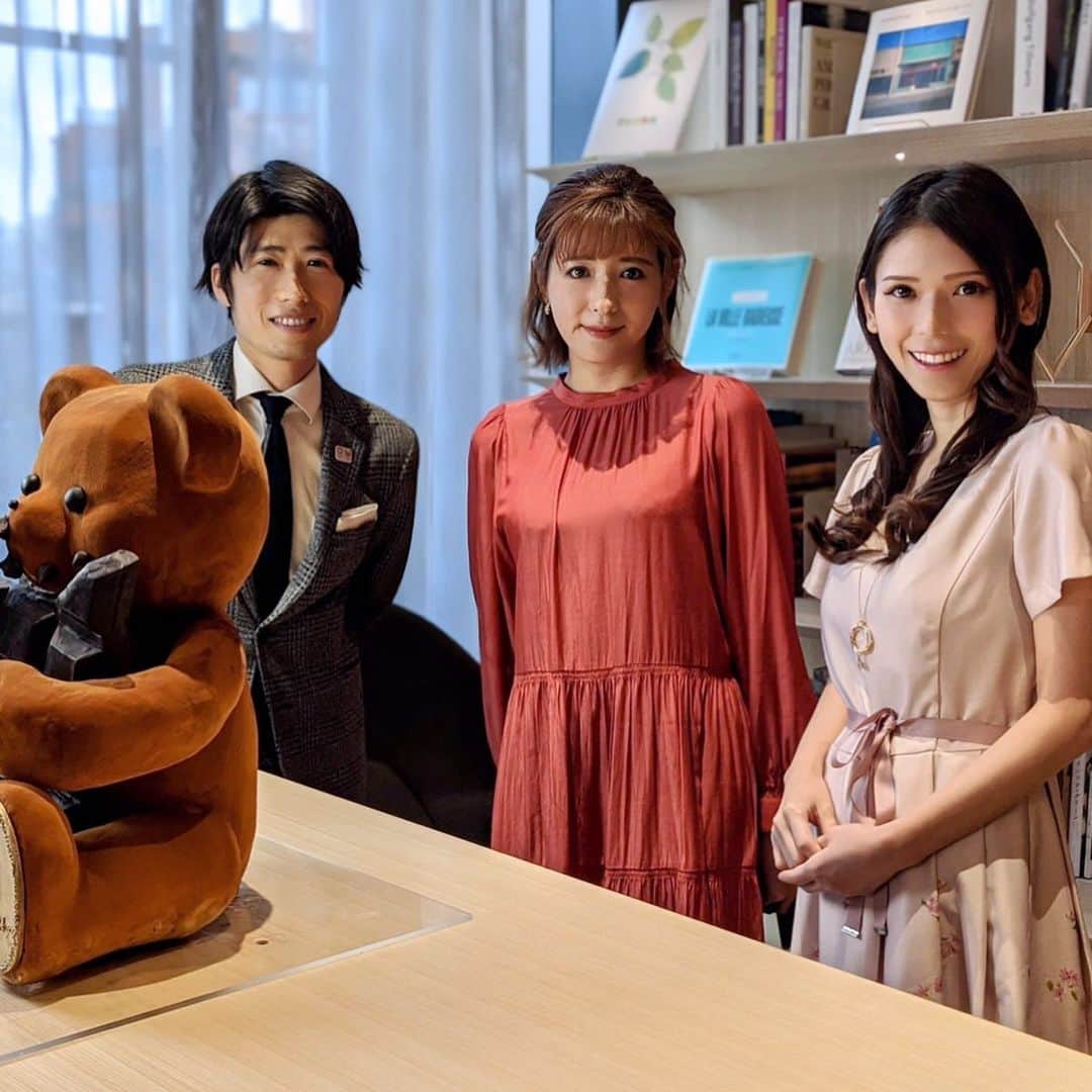 大見さなえさんのインスタグラム写真 - (大見さなえInstagram)「バレンタインお披露目会🐻💓﻿ 六本木『#ルワンジュ東京 』﻿ ﻿ くまちゃんがチョコ頬張ってる姿が可愛すぎる😍﻿ 通常お祝いで使うケーキサイズから﻿ 手の平サイズのもあって、気軽にあげやすい🐻💓﻿ むしろ自分のご褒美に欲しい🥺✨﻿ ﻿ 熊本きくちの最高ランク苺﻿ 紅貴妃(こうきひ)は特別感あって、幅広く喜ばれそう☺️🍓﻿ ﻿ 最近交際0日婚というおとぎ話のような﻿ 素敵な出会いをした愛美ママと﻿ 同じ福岡出身で共通点の多いイオタさんと☺️✨﻿ ﻿ #louangetokyo #バレンタイン #チョコ﻿ #バレンタインチョコ #chocolate﻿ #可愛い #インスタ映え #くま #クマ﻿ #くまちゃん #beer #pixelで撮影﻿ #めぐログ_六本木 #六本木ケーキ #デザート﻿ #スイーツ #甘党 #ケーキ #cake」1月14日 11時54分 - tabe_megumi