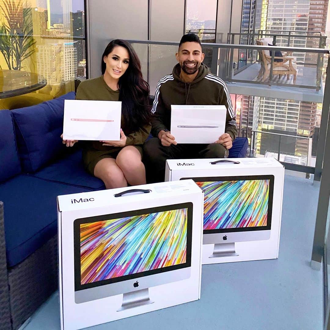 laurag_143のインスタグラム：「🎁 New Giveaway! 🎁 We’re giving 4 of our ka-uties 1 brand new Apple computer each to help you with your goals! To enter: 1.Like this photo 2.Tag a friend in the comments 3.Share this on your story  Must be following @dhar.mann and I to win. Each comment is a separate entry but must tag different people for it to count. We’ll choose 1 winner a week for each computer! Will show proof ❤️ P.S. If the winner is following @dharmannstudios will throw in an extra $250!」