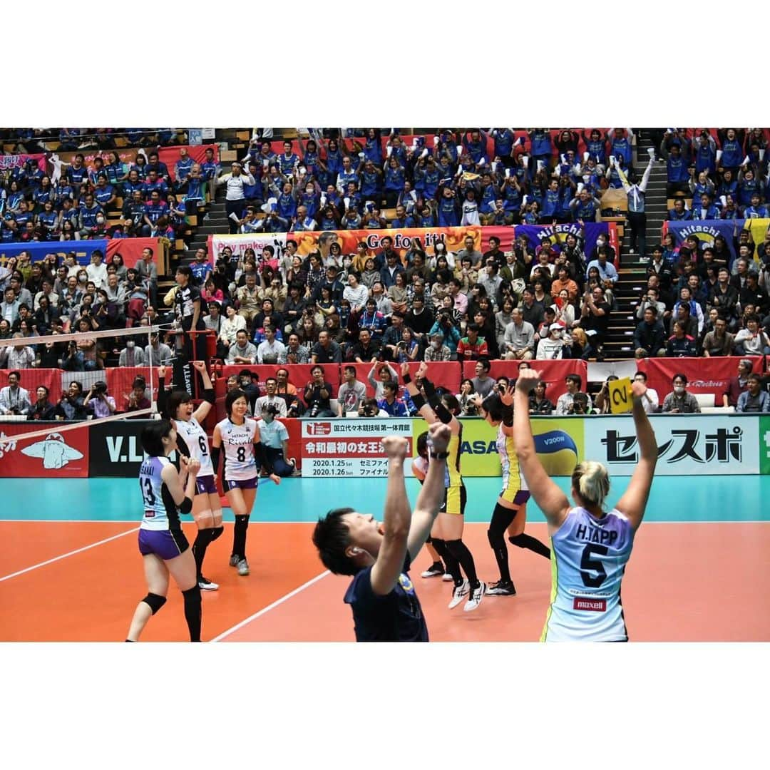 小池杏菜さんのインスタグラム写真 - (小池杏菜Instagram)「2019/20Vリーグ 本当に沢山の応援 ありがとうございました‼️ チャレンジ4で3勝し、 9位という結果で終えました。 決して納得のいく結果ではないですが 最後にリヴァーレらしい バレーができたことは 自信に繋げたいと思います！ 苦しい状況が続いたからこそ 考えることも多く、 得るものも沢山ありました。 この経験を次にいかして もっと上にいくチームになります！  なかなか結果が出せない中でも 温かく支え応援してくださり本当に ありがとうございました！  これからも応援 よろしくお願いします‼️ 写真お借りしました🙇🏻‍♀️」1月14日 12時08分 - ancoromochi1216