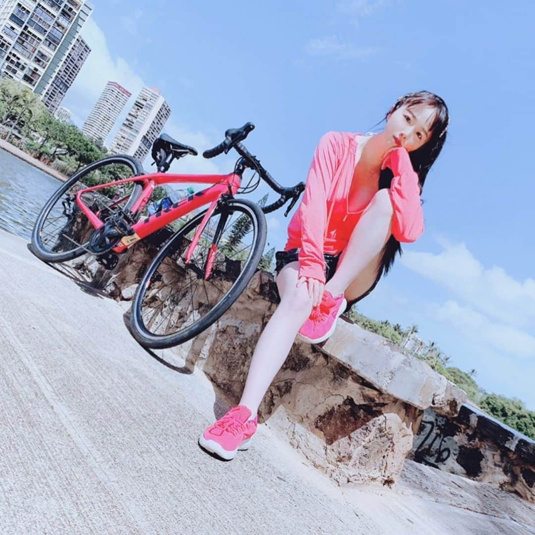 鈴木聖奈さんのインスタグラム写真 - (鈴木聖奈Instagram)「⠀ ＊ @trekbikesjapan  @trekbikes  @bianchibicycles  @bianchijapan  @nike ＊ ＊ #ロードバイク #ロードバイク女子 #ロードバイク初心者 #ポタリング #ゆるポタ #bianchi #ビアンキ #チェレステ #ミニベロ #birdy #風景 #お散歩 #自然 #cycling #cyclist #撮影 #自転車 #自転車女子 #ロードバイクのある風景 #ロードバイクのある生活 #bianchibicycles #ビアンキ女子  #ハワイ #Hawaii  #trek #trek女子  #ロングヘア #ヘアアレンジ  #スポーツウェア #スポーツ女子」1月14日 12時03分 - seina.suzuki