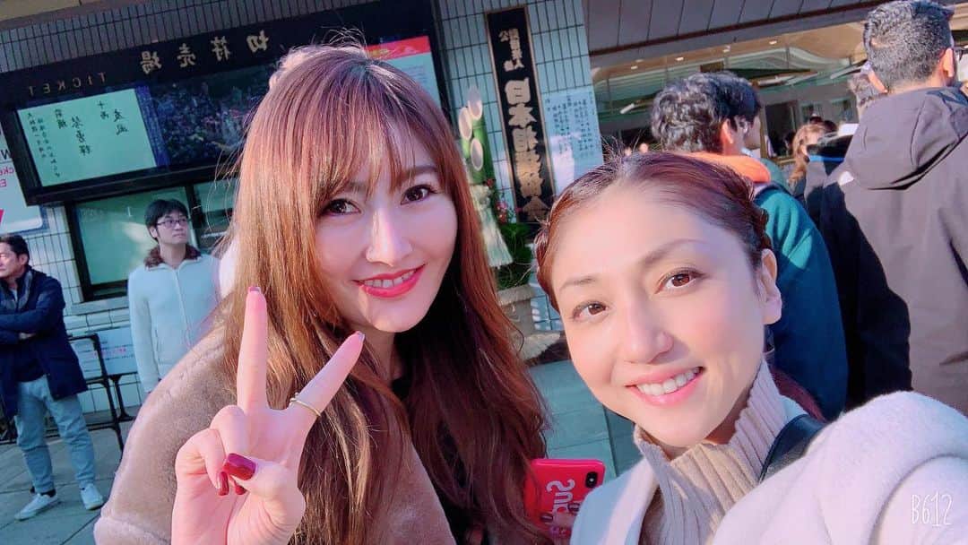 のインスタグラム：「昨日はお世話になる方と新年会相撲へ！ 香苗ちゃんと行ってきました！ 升席での相撲何年ぶりかしら。升席で飲みながら相撲を観れることめちゃくちゃ最高です！ 贅沢なひととき。国技館限定のワインや横綱の名前が入った芋焼酎ボトル！しかも国技館の焼き鳥はほんとに美味しい！つまみも何と言っても「なとり」チータラなど最高！終わった後は老舗ちゃんこ鍋屋で！堪能させていただきました！ 楽しかったー @ami_nakagawa_  @ami_nakagawa_amyuran  #中川愛海 #一日一回カンパイ」