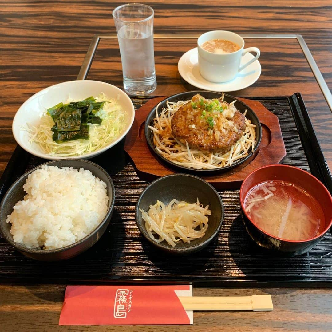 くろさんのインスタグラム写真 - (くろInstagram)「ラムハンバーグ定食B🍚800円 ラムスープおかわり自由・フリードリンク付き☕️ 動画アングルがダメダメすぎた😅 #ラムハンバーグ定食 #特製ジンタレに鬼おろしがアクセント #熱々鉄板 #しずる感 #ハンバーグ定食 #定食にはご飯サラダ小鉢スープ #スープおかわり自由 #フリードリンク付き #ハンバーグランチ #ジンギスカン霧島 #ジンギスカン霧島新橋店 #新橋ランチ #イータス新橋 #イータス新橋5階」1月14日 12時19分 - m6bmw