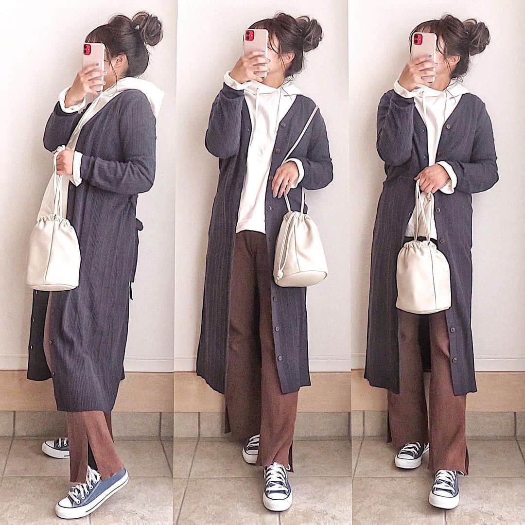 のインスタグラム：「・ ⋒ ⋒ ⋒ ・ 💙GU💙 #リブ2wayロングカーディガン @gu_for_all_ @gu_global ・ 155cm Lサイズ着てます☺︎︎‪❣️ ・ まだ寒いのでパーカーに羽織ってみた😌💕 ネイビー×ブラウンで落ち着いたコーデ👖🤎 出産したら前を閉めてワンピっぽくも着たいなぁ💕 ・ ・ ・ #mamagirl #コーディネート #ママコーデ #ママファッション #低身長コーデ #カジュアルコーデ #プチプラコーデ #きょコ #今日のコーデ #着回しコーデ #お洒落な人と繋がりたい #gu #uniqlo #ママリファッション #今日のコーデ #今日の服 #しまむら #マタニティ #マタニティコーデ  #妊娠8ヶ月 #gupr #gu_for_all #ジーユー#GUstyle #スウェット #gu新作 #guコーデ #カーディガン」