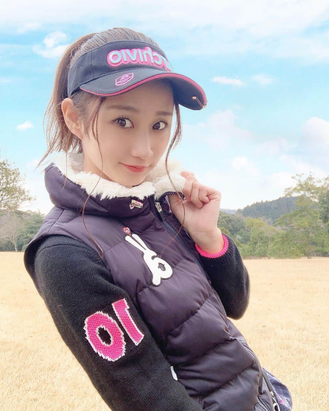 筒井萌子のインスタグラム：「* 新年初ゴルフは父と行きました⛳️ かずさカントリークラブに行くのは2度目🏌️‍♀️ なんと猿🐒が沢山いてびっくり‼️ なかなか打てず、クラブを持って行こうとするし 恐怖との戦いゴルフでした😅 気温にも恵まれて、 @archivio.official の ダウンベストで寒さしらずのゴルフが出来ました❣️ ・ そしてやっとポニーテールができる長さになって 嬉しい〜♪三つ編みポニー復活しよう💕 ・ #筒井萌子 #女優 #actress #モデル #model #岡山  #shooting #instagood #instalike #converse #撮影 #followme #instalike #ゴルフ #ゴルフ女子 #ゴルフコーデ #골프 #좋아요반사 #좋아요그램 #좋아요환영 #데일리그램 #패션 #오오티디 #카페 #アルチビオ  #アルチビオカップ #archivio #archiviocup  #ゴルジョバ #ディズニーシー」