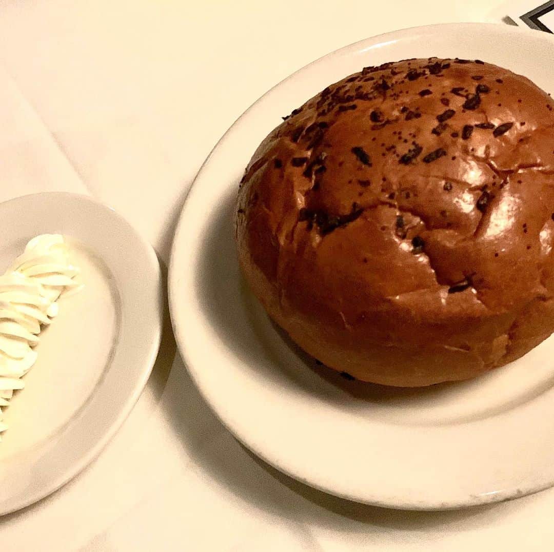 夏木マリさんのインスタグラム写真 - (夏木マリInstagram)「あまりにも可愛いパンとソソわれるバターたち...... 頂いてしまいたした！  #旅先 #グルテンフリーなのに #bread #butter #natsukirock #夏木マリ @mari_natsuki」1月14日 12時27分 - mari_natsuki