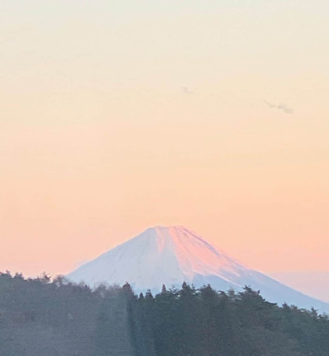 栗山遥さんのインスタグラム写真 - (栗山遥Instagram)「今年も🏂🌅 帰りの車から素敵な色の富士山が見えました。🕊」1月14日 12時28分 - harukakuriyama