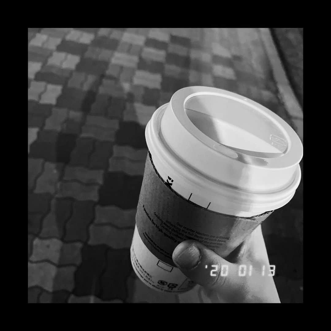 太田夢莉さんのインスタグラム写真 - (太田夢莉Instagram)「・ 最近、早寝の人を見習って早寝を心がけているんですが、 寝付き悪悪なんですよ。 原因何ー。運動不足かなー。って思っていたんですが、 昨日の帰り道（21時台）に 自分の手を見て「これやん。」ってなりました。 ・ #コーヒー飲み過ぎ #無意識に買ってた」1月14日 12時32分 - yustagram12