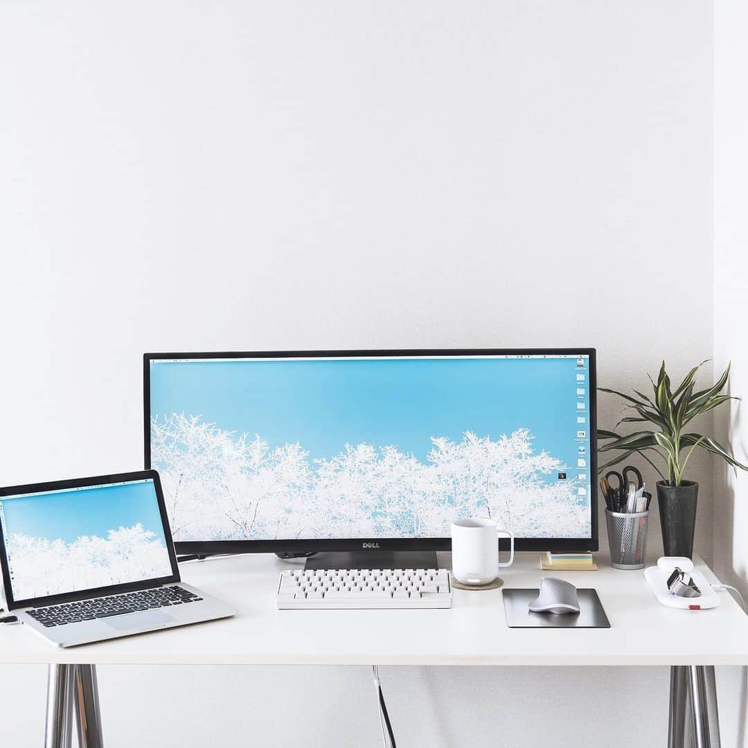 のインスタグラム：「We've updated our desk and TV setup during this new year's holiday!👩🏻‍💻📺✨There are still some improvement points, but it made our life more convenient and pleasant. I want to have a 4K monitor and #PhilipsHueSyncbox ! ﻿ ﻿ ﻿ ﻿ ﻿ Twitterではちょこちょこ小出しにしてたのですが、年末年始に夫と一緒に取り組んでいたデジタル環境のアップデート（主にPCとテレビまわり）について @spurmagazine  の連載に書きました。﻿ ﻿ 特に個人的におすすめなのはテレビ裏の照明、Hue Playライトバー。専用のアプリを使うと照明と映像、音楽がリンクするのです（5枚目の動画参照）。映画やライブ映像とかを見ると臨場感マシマシ！﻿最高です。 ﻿ ﻿環境を良くすると生きるモチベーションが高まるなあなどと思いつつ……👩‍💻✨ 記事はプロフのリンクから読めます。﻿ ﻿ ﻿ ﻿ #desksetup#desktour#isetup#macbookpro#happyhackingkeyboard#hhkb#mxmaster3#logicoolmxmaster#hue#philipshue#philipshueplay#philipshuesync#デスク周り#デスク#spurmagazine#連載#市川渚のデジタルスタリッシュライフ」