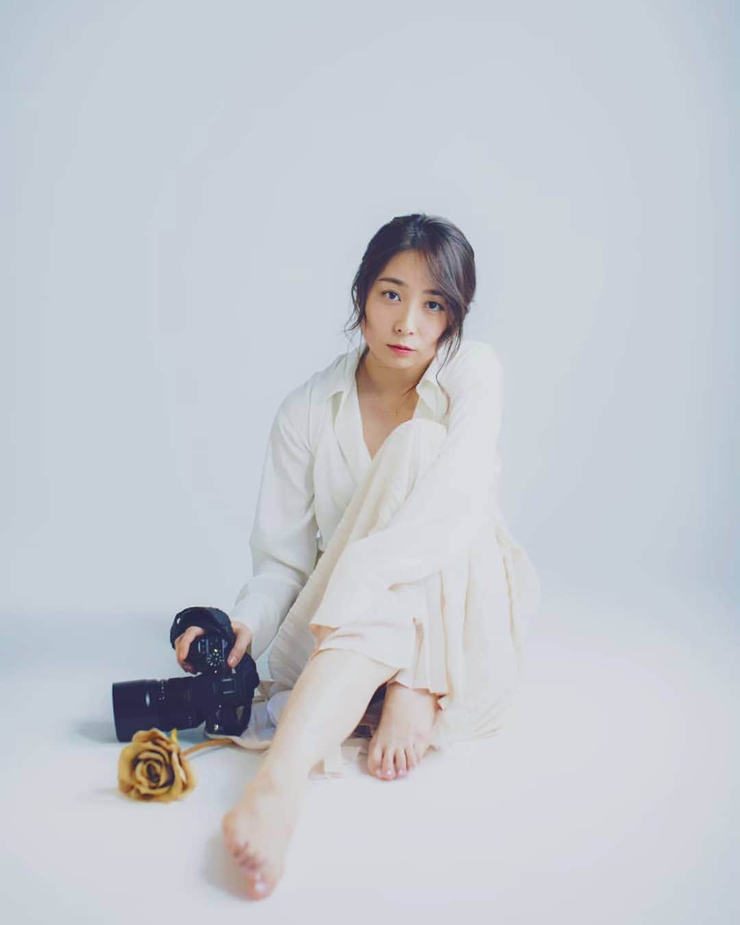 柚月美穂のインスタグラム：「#randompic . . White×🌹×🔔×🎥 . . . . @tommystargram #White #Rose #Gold #camera #柚月美穂 #Japanese #Actor #cameraman #camerawoman #作品撮り #picoftheday #instagood #fashion #happy #followme #follow #art #me #instadaily #style #photography #fun #instalike #igersInstagrammers #photo #tokyo #japan」