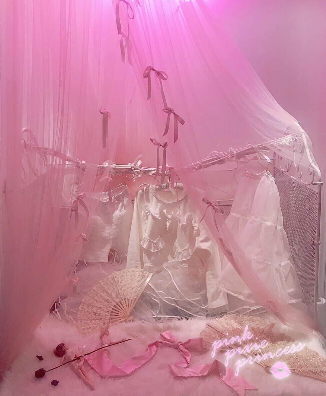PPP（pink pixie princess）さんのインスタグラム写真 - (PPP（pink pixie princess）Instagram)「いよいよ後3日💁🏼‍♀️ 🩰𝒫𝒫𝒫 𝑒𝓍𝒽𝒾𝒷𝒾𝓉𝒾𝑜𝓃 𝒶𝓃𝒹 𝓈𝒽𝑜𝓅 🩰 in OSAKA @excube  1/17(fri.)14:00-21:00🥂 1/18(sat.)13:00-21:00 1/19(sun.)13:00-21:00 。 。 。 ˖⁺⑅♡𝒫𝒫𝒫♡˖⁺ 🎀Ribbons and Romance Ⅱ🎀 新作受注会、および即売会を行います♡ @ppp_pinkpixieprincess 。 。 。 初日はドリンク･お菓子をご用意し、ささやかなレセプションパーティーを開催♡ 🥂🍬🍪🥤 皆様のお越しをスタッフ一同心よりお待ちしております🖤💞👯‍♀️ 。 。 【excube】 大阪市浪速区稲荷1-7-30  山崎ビル2F」1月14日 12時43分 - _ppp_official