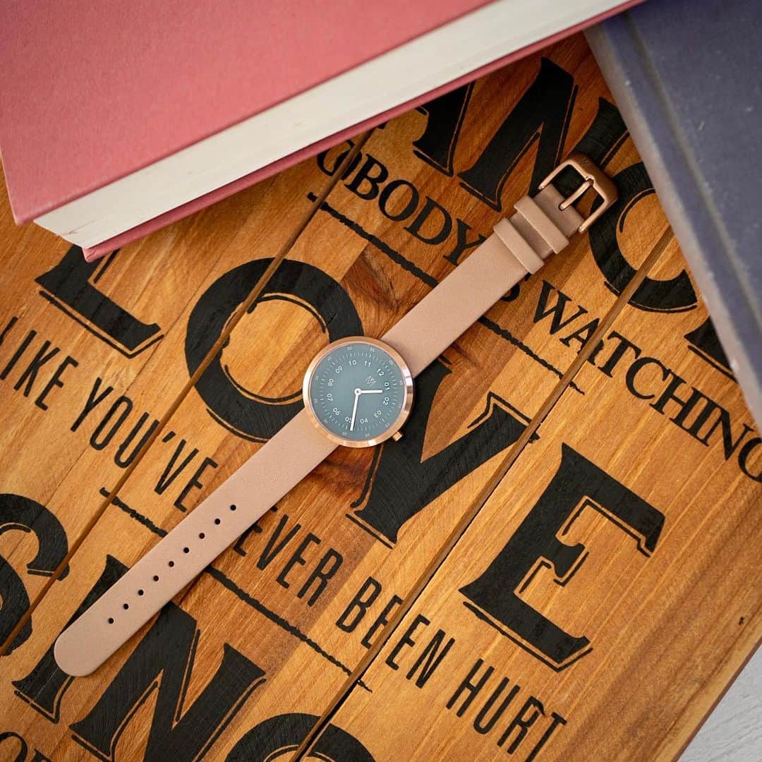 rt8さんのインスタグラム写真 - (rt8Instagram)「. . MAVEN WATCHES様から素敵な時計をいただきました。 文字盤とベルトの色が特徴的で、日々のファッションアクセントに最適です。  今なら下記クーポンコードで、お得にご購入いただけますので、是非この機会に！ 【rt8mo1210】 ご使用で10パーセントオフになります。 (クーポン使用期限は本日より1年間) . .  #mavenwatches #マベン #マベンウォッチズ #腕時計 #時計 #手元倶楽部 #pr」1月14日 12時58分 - rt8_modelate