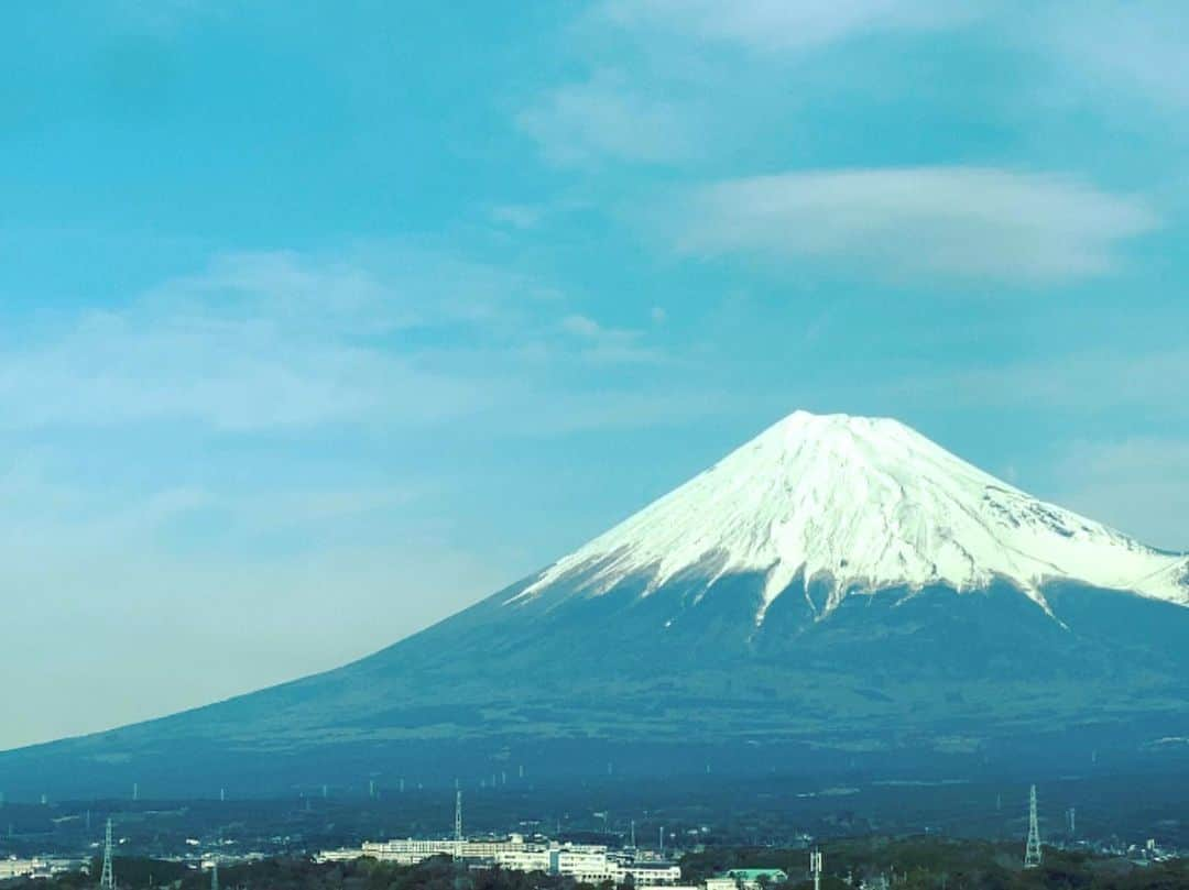 安蘭けいさんのインスタグラム写真 - (安蘭けいInstagram)「今日は、とある仕事で京都に向かっております🚄 ということで、恒例の#駅弁 シリーズ👏👏👏 1枚目。品川駅で出逢いました。野菜が沢山摂れてしかも美味しい❗️ご飯はもちもち✨おすすめ👍彩りもまた良い。#vpalette  2枚目。とてもいいお天気なので富士山も絶好調🗻✨ 登頂したのはもうかれこれ7、8年前になるのかな。登山途中で見た満天の星と頂上で見たご来光は忘れられない。登ってよかった☺️✨ #仕事はまたご報告します #冬の富士山は特に綺麗 #この冬東京はもう雪降らないのかな #寒いの苦手だけど雪は好き #京都は寒いかな #天空はお留守番」1月14日 13時01分 - toko_aran