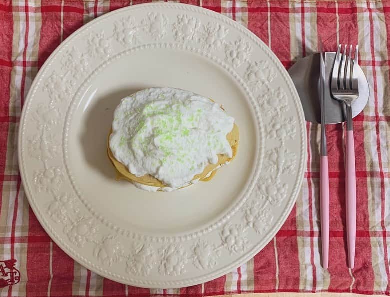 浜平恭子さんのインスタグラム写真 - (浜平恭子Instagram)「‪はまひ〜クッキングin韓国(๑′ᴗ‵๑)‬ ‪今朝はミルパンケーキを作りました🥞✨‬ ‪何となく楕円形に焼けた（笑）薄いパンケーキの間に生クリームをサンド、仕上げにグリーンのカラーシュガーをパラパラ🌿‬ ‪ミルクレープより食べ応えがあってワイルドで（笑）美味しかったです🤤‬ ‪ベルガモットのジャムで更に👍💖‬」1月14日 13時06分 - hamahi1231