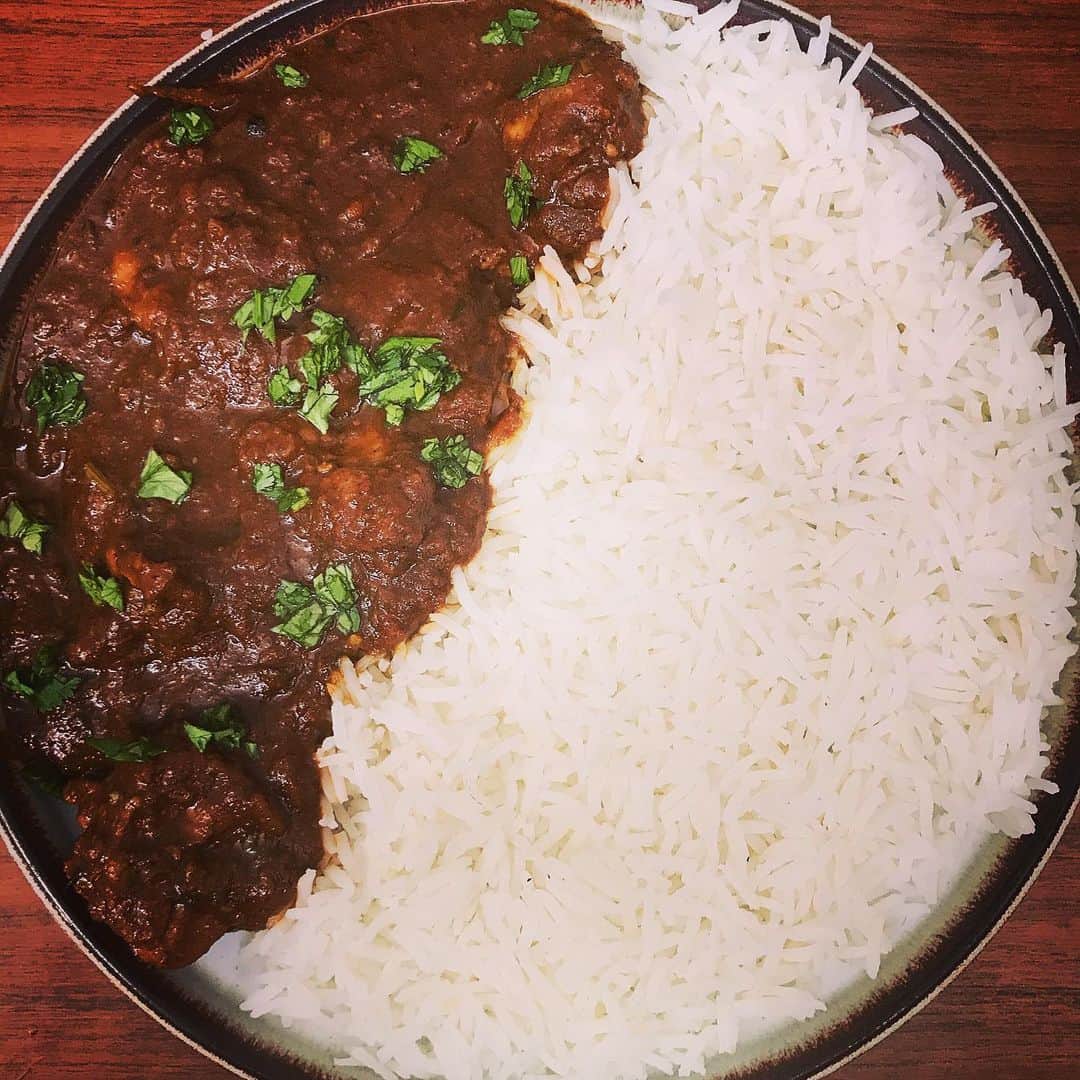 桜井誠のインスタグラム：「久々にカレー作り ガッツリスパイスチャージしたかったので、チェティナードチキン ローストコリアンダーの香りがビシッと決まって美味しくできた！ あとは水分と油分の黄金バランスを突き詰めていきたいなと←知るか #curry #カレー #スパイストラベラー #chettinad #桜井食堂」