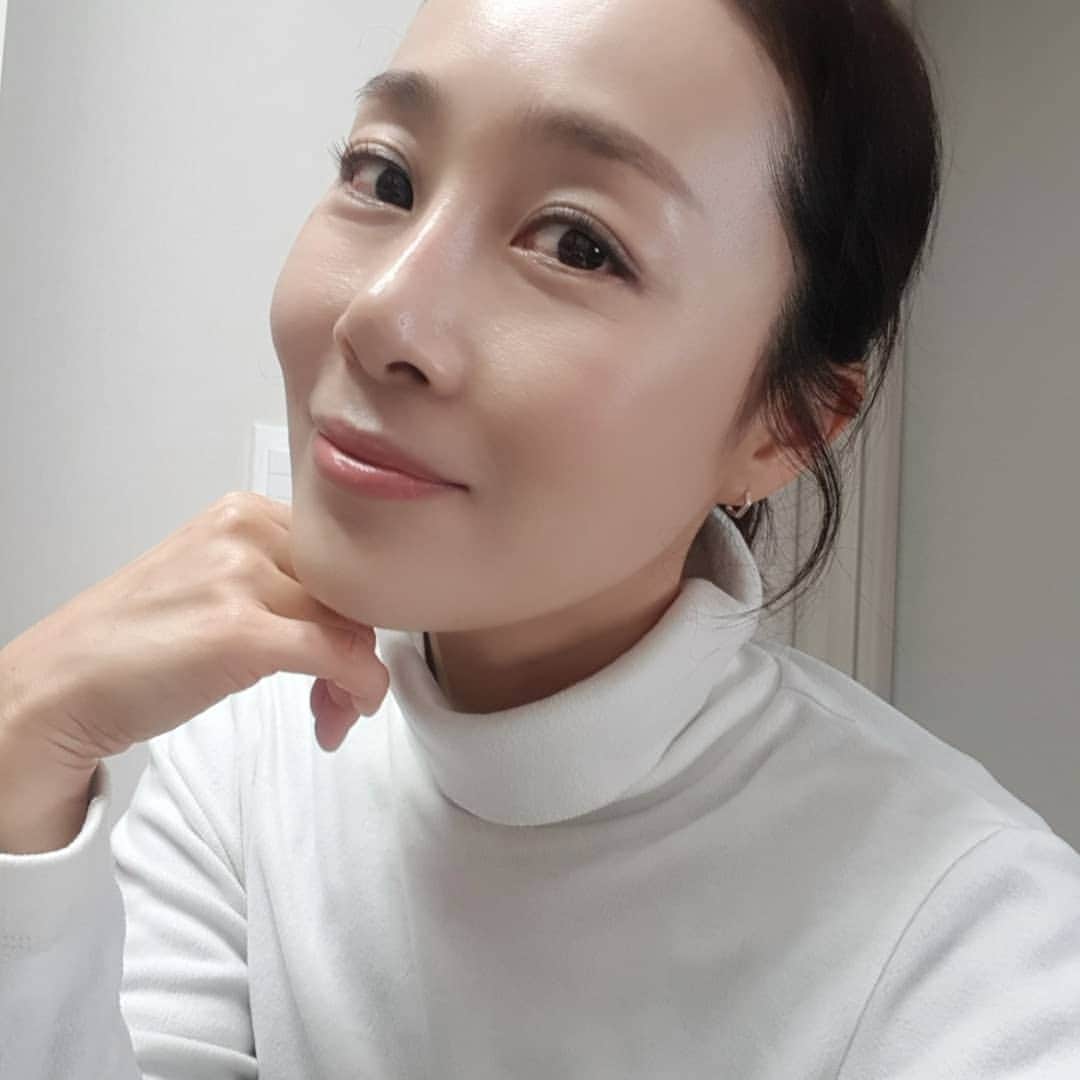 ムン・ジョンヒさんのインスタグラム写真 - (ムン・ジョンヒInstagram)「#메이크업 #셀프 #서당개3년 #알루 #강연진원장님 #배운기술 #auvieus #어비어스쿠션 #어비어스 #좋은걸다넣어서 #쿠션팩트 #고급져 #인생쿠션발견 이거 나랑 정말 잘맞는듯! 쵹쵹해~♡ ㅎㅎ」1月14日 13時07分 - jeonghee_moon