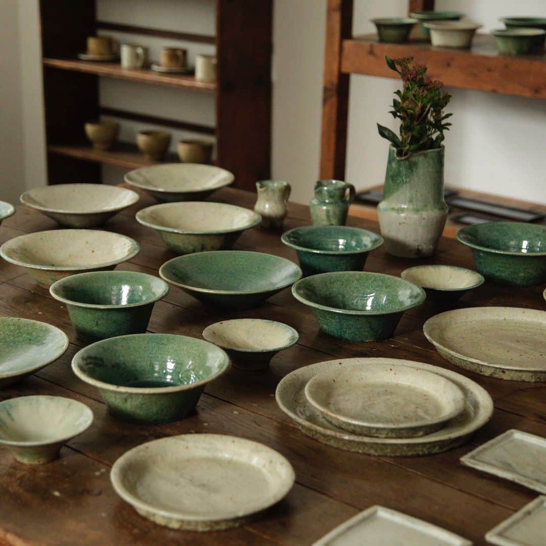 ELMERS GREENさんのインスタグラム写真 - (ELMERS GREENInstagram)「淀屋橋店 コホロでは1月11日（土）より馬渡新平展が始まりました。 北海道の余市で制作されている馬渡さん。 丈夫でのびやかで温もりのある馬渡さんの器は、 日々の食卓で大活躍です。1月20日（月）まで。」1月14日 13時18分 - elmersgreen