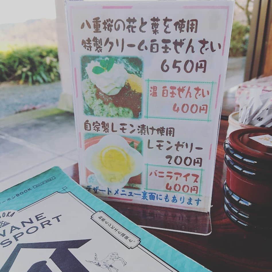 kawanepassportさんのインスタグラム写真 - (kawanepassportInstagram)「「お蕎麦・創作ダイニング処ゆくら」  金谷駅から車で５分くらいのところにあります。  初めて来ましたが、ロケーションがgood☆  島田市内、大井川を一望できます。  お料理も種類豊富。 本日は人気メニューの 天せいろ(1270円)をいただきました。  天ぷらは、大海老かアナゴを選べます。 私は大海老(ほんとにbig！) お蕎麦メニュー以外にも ステーキ丼や海鮮丼、うな重なんかもあります。  宴会用のメニューもたくさん！ 夜も来てみたいなぁ☺️ 自家製ぜんざいやレモンゼリーも気になったけど、またのお楽しみに✴️ 1000円以上注文で、ジュースかコーヒーがサービスになります🙋  HPはコチラ http://sobadining-yukura.com/  #かわねパス  #島田市金谷富士見町 #川根本町 #大井川鐵道金谷駅から車で５分 #そば処 #創作ダイニング #島田市」1月14日 13時17分 - kawane_passport