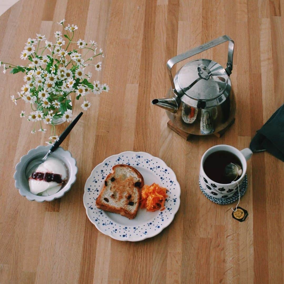 北欧、暮らしの道具店さんのインスタグラム写真 - (北欧、暮らしの道具店Instagram)「【スタッフの愛用品】フィンランド生まれのケトルが、朝の原風景。 . - - - - - - - - - - - - - - - - - - - - - - - - ■ 編集スタッフ二本柳： . 「朝の薄暗いキッチンから、ピピーピーー！と やかましく鳴るやかんの音。 . カチッ、シュルルル……ボトボトボト…… . 忙しなくコンロの火が消されると、 やかんがしおれるように鳴いて、 そして保温ポットに注がれていく。  早起きの父が家族のために 毎朝かならず用意してくれていた、 そんなお湯を沸かす音。 それが私にとって「朝の原風景」だったことに 気づいたのは、ここ最近でした。  実家を出て7年、私が使っていたのはずっと電気ケトルで、 湯気をたてるやかんの懐かしい光景を、 ひさしく忘れていました。  そんなことを思ったのは、1年ほど前、 撮影のためにOPAのケトルを借りて お湯をわかしたのがきっかけ。  寝ぼけた耳で聞いていたあの懐かしいコンロの気配に、 やかんの温もりを思い出したのでした。  それと同時に驚いたのが、OPAってこんなに 沸けるの早かったんだ……ということ。  火の強さにもよりますが、ガスコンロで中火の場合、 500mlで約2分半、1リットルでも約4分半で沸きます。 この早さは電気ケトルに慣れていた私にとっても ノーストレスでした。（IHも対応していますよ） . そんなことにも背中をおされて、 正式に我が家のキッチンに迎えることに決めました。  OPAのケトルを愛用してから、デザインだけでなく、 使いやすさへの細かな配慮を実感しています。 . - - - - - - - - - - - - - - - - - - - - - - - - そのひとつが、先にも書いた「お湯の沸ける早さ」。 . 片手でもラクにお湯を注げるくらい「軽い」こと。  留め具がしっかりしていて、傾けても「蓋が落ちる不安がない」こと。  注ぎ口がすぼまっているから「ドリップケトル」を兼ねてくれる。  見た目は小ぶりなのに1.5Lとなかなかの「大容量」。 . - - - - - - - - - - - - - - - - - - - - - - - - 北欧デザインの魅力は、この「実用性」をともなった 美しさなんだなぁ……と、OPAのケトルを通じて そんなことにも気づかされました。  OPAのケトルといえば、『かもめ食堂』を 思い出す方も多いのではないでしょうか。  主人公のサチエさんがコーヒーを淹れていたように、 我が家ではドリップケトルとしても愛用しています。  ドリップ専用ではないけれど、お湯を細くきれいに 注ぐことができるので、私にとってはこれで十分。  取手が熱くなるのは最初こそ不便と感じましたが、 お気に入りのSolwangのディッシュクロスが よく似合って、それもなんだか嬉しいのです。  朝のキッチンでケトルに水を注いで コンロに火をつけて、数分後に湯気がたちはじめたら マグカップにそっと注いで……。 . そんなことをしていると、 「ああ、私も暮らしを受け継いでる」なんて気がしてくるのです。  そしてきっとそれが、私の家族にとっての 「朝の原風景」になるのかもしれないな、 そうなるといいな、と。  小ぶりで丸っこい、でも甘すぎない フィンランド生まれのケトルは、 実家にあった無骨で格好いいやかんとはまた違う。 それもまた、自分らしい選択ができたなと思います。 . - - - - - - - - - - - - OPA/オパ/Mari/ステンレスケトル（1.5L） . ▶︎ プロフィールのリンクからも、お値段・サイズなど詳しい情報をご覧いただけますよ。→@hokuoh_kurashi . #kitchen#kitchendesign#kitchenware#food#foodstagram#OPA#オパ#ケトル#お茶#ティータイム#ホットドリンク#紅茶#コーヒー#かもめ食堂#映画#朝の風景#朝ごはん#朝ごパン#キッチン#キッチン雑貨#シンプル#シンプルライフ#シンプルデザイン#暮らしを楽しむ#日々の暮らし#北欧#暮らし#北欧暮らしの道具店」1月14日 13時12分 - hokuoh_kurashi