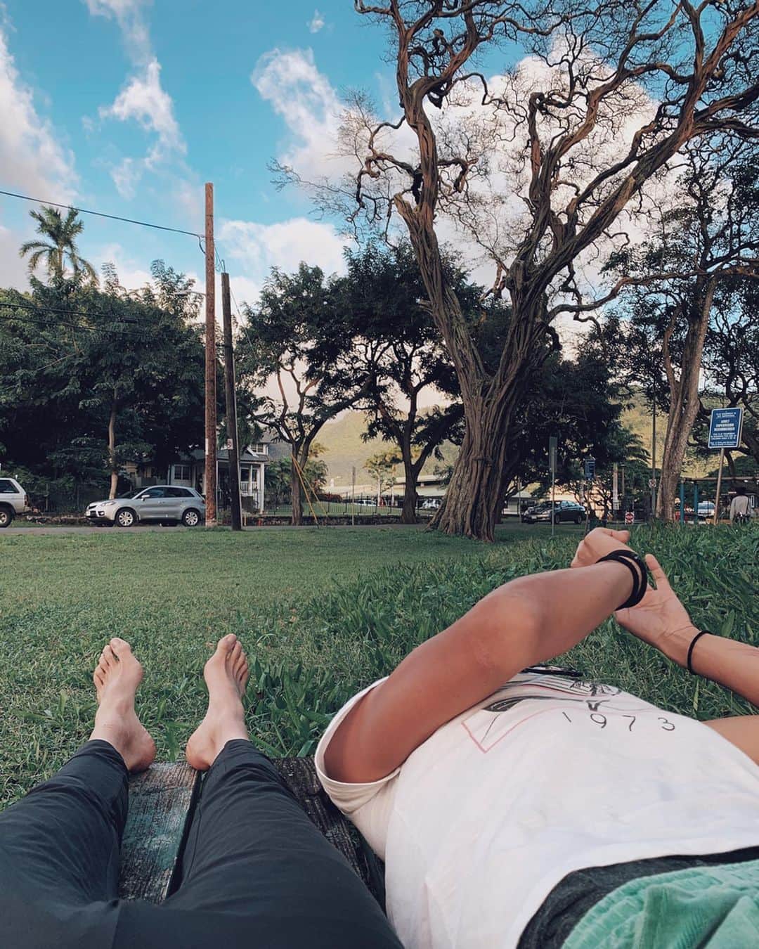 瀬畑茉有子さんのインスタグラム写真 - (瀬畑茉有子Instagram)「今回の旅の場所を決めるきっかけになったのはこの子🌳 . . 2018年の4月に仕事の撮影でハワイに行ったのがきっかけでこの樹に出逢った。 . . 仕事の合間の休みの日に観光場所から離れた山の中をランニングしていた時に大きな広場を見つけ、そこに存在していた一本の樹から色んな事を学ぶことになった。 . . 撮影が決まる半年前の2017年の冬はすごく心を閉ざしていた時期だった。 . . 簡単に言えば人との別れなんだけど、それは自分にとって大きな意味をもつ別れだった。 自信喪失、自己嫌悪、怒りや悲しみが交互に襲ってくるようなあまり幸せとは言えない日々だった。 . . ただその別れがきっかけで学んだことや得たことも沢山あった🌿 . . 人間の価値や人への想い . 物差しで測れないその人の持っている価値 . 自分自身で感じる事 . それを信じる事 .  仲間の優しさ . 人の醜さ美しさ . 苦しくて辛い分だけ色んな感じ方を味わえたそんな時期でもあった💫 . . それから半年後にこの樹に出逢うことになる。 . . その樹を見つけた瞬間一目散にその樹めがけてダッシュしたのを覚えてる💨 . . 樹の幹を両手を広げて抱きしめながら、その樹は私に大切な事を教えてくれた。 . . わたしは涙が止まらなく、なんで泣いているのかもわからなかったけど、そこから離れたくなくて、樹の下の小さなベンチに寝っ転がり日が落ちるまで眺めていた。 . . 携帯のWi-Fiが届かなかったので電波もないこの場所で4時間近く寝そべってたと思う🌳 . . すごく不思議な体験だったけど、彼女はとても大切な事を色々わたしに伝えてくれた。 . .  どっしりと構えていなさい。 あなた一人でどうにかしなくてはいけないという考えはやめなさい。周りには沢山の仲間がいます。人を信じ人に委ねてみなさい。 . 大きな太い幹と毛細血管のように細かくて繊細な枝達は同じ樹であるという事。 . .基礎であるところがしっかりと力強いから繊細で優しくて柔らかく風に揺れることができるのだろう🌿 . 一気に大きくなる事や成功する事よりも何が大切なのか時間をかけて感じ、そこにある全てのものに感謝しなさい。 . 辛い体験も楽しい体験も冷たい雨も温かな日差しも今目の前にある全ての体験があなたのものでありあなたしか体験できないということ。 . だからジャッジするのではなく全ての出来事を受け入れること。 .  この場に立っているだけの彼女なのに、 それは私に色んな体験をさせてくれた。 . . その時に教えてもらった事のお陰で私はさらに幸せの選択をさせてもらえている。 . . 今回も不思議とこの樹に近づくと涙が出てきた。 私の体の細胞がすごく喜んでいるのがわかる🍃💓 . . あの時はありがとうございました😌🙏🏻 って言えることが出来て本当に良かった。 . . そして相方と一緒にこの樹に再会できたのもすごく嬉しかった🥰 . . 次は会えるのはいつだろう🌿 . . . #hawaii #bigtree #naturelovers #thankyou #miracletree #travelphotography #park #garden #oahu  #自然体が一番美しい #今年はさらにリアルだけの自分でいよう #thankyouhawaii #running #detox #love #一寸先は光だと自分で思えれば光になる　#自分の人生を自分で選択して創る生き方　#物の捉え方　#感じ方　#観ようとしたい世界を変えただけ」1月14日 13時25分 - sehatamayuko