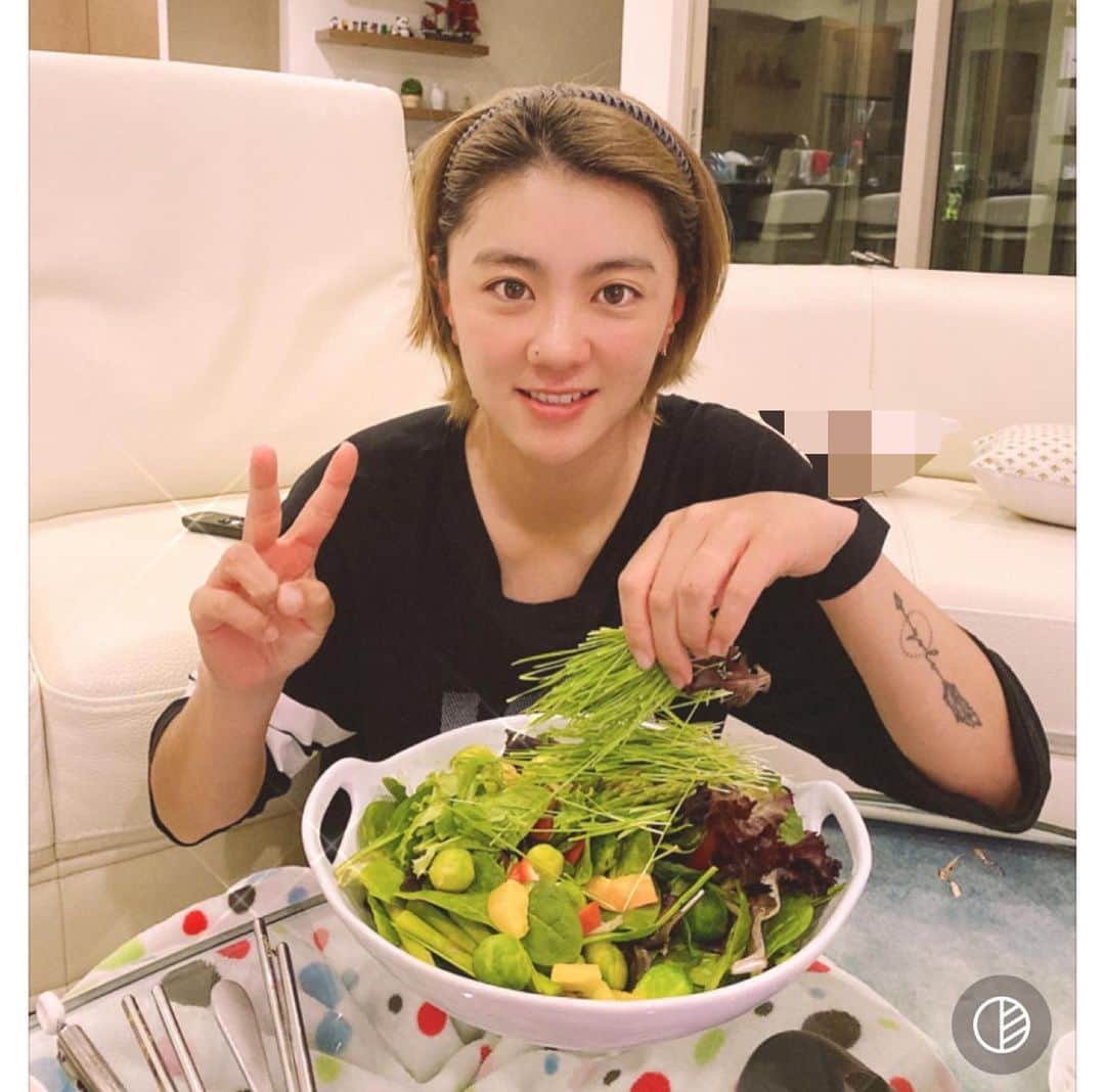 チェ・ナヨンさんのインスタグラム写真 - (チェ・ナヨンInstagram)「Homemade salad 🥗  #지구를위한채식 캠페인에 함께 합니다 🌏 한 끼의 채식이 기후위기를 막을 수 있습니다 🌱 앞으로 10년 내 온실가스 배출량을 절반으로 줄여야 지구를 구할 수 있습니다. 채식으로 식단을 바꾸면, 우리가 배출하는 온실가스를 절반으로 줄일 수 있습니다. 몸에도 좋고 지구에도 좋은 채식 #일주일한끼채식 시도해보면 어떨까요 :) 올해 저와 함께 #지구를위한채식 캠페인에 참여할 분으로 말잘듣는 동생 @jihyun__kimm, @말잘안듣는 동생 @jennyshin_jtibs 그리고 마지막으로 말안통하는 동생 @tiffchangolf 님을 지명합니다!! 지명되신 분들은 입가에 V 사인과 함께 채식 인증샷을 인스타그램에 올려주세요! 포스팅 보고 계신 여러분도 모두 참여 가능합니다. 포스팅 올릴 때마다 #한화생명 #현대그린푸드 캠페인 후원기업이 WWF(세계자연기금) 에 기후변화대책 기부금을 후원합니다. #지구를위한채식 캠페인은 세계경제포럼 글로벌쉐이퍼와 함께 합니다. #eat4earth eat4earth.kr」1月14日 13時19分 - nychoi87