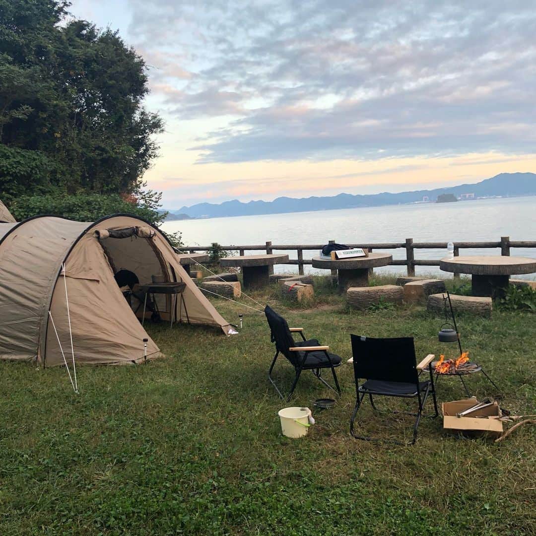 吉田眞紀人のインスタグラム：「... 最近のマイブームは【キャンプ】⛺️ スケジュール的に行ける機会はあんまり無いけどまたいつか行きたい！  愛媛は自然がたくさんあるからアウトドアが楽しい！  キャンプ道具も少しづつ揃えて行きたい！  #キャンプ #テント #焚き火 #DOD #マイブーム #写真は以前行った時のものです。」