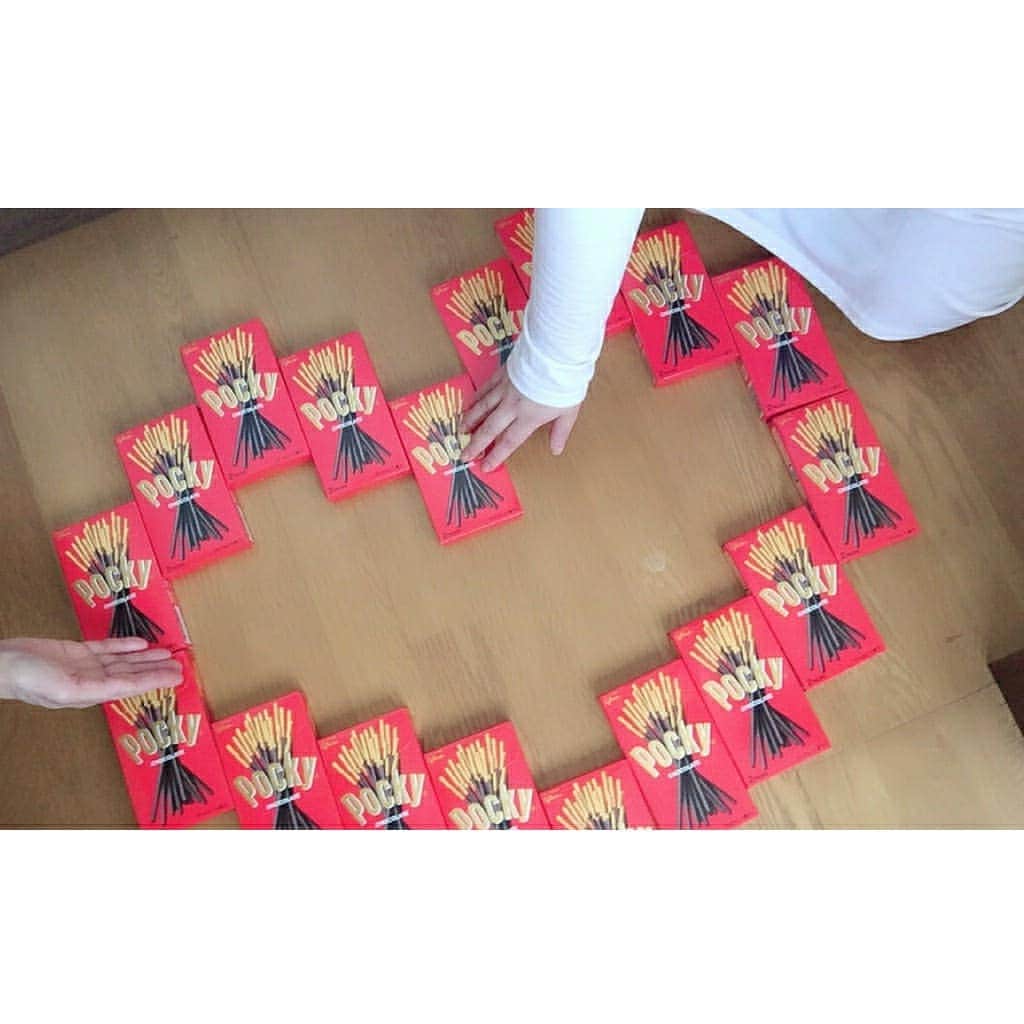 hoshizaki eriのインスタグラム：「. 大切な人にあげたい、 ポッキーの箱を並べて作った ハートポッキー♥ . ハートポッキーは 日頃の感謝を伝えたい 大切な相手に 日頃の感謝の気持ちを 伝えるのにぴったり！ . 私は日頃から本当に お世話になっている、 母へプレゼント♡ . 私はポッキー18箱で作ったから、 614本分の感謝を込めて…♡ ハートポッキーで 母へありがとうの気持ちが 伝わると良いな♡  ハートポッキーは ポッキーの箱を使って 簡単に作れるから みなさんも誰かへの 感謝の気持ちを表すために 是非作ってみてね♡ . . #glico_pr #ポッキー #ハートポッキー #ポッキー何本分 #感謝の気持ち #ありがとう #感謝 #sweets  #happy #バレンタイン #チョコ #pleaselikeit  #likebackalways #followme #followforfollowback  #相互フォロー #tokyogirl #Japanesegirl #chocolate #sharehappy」