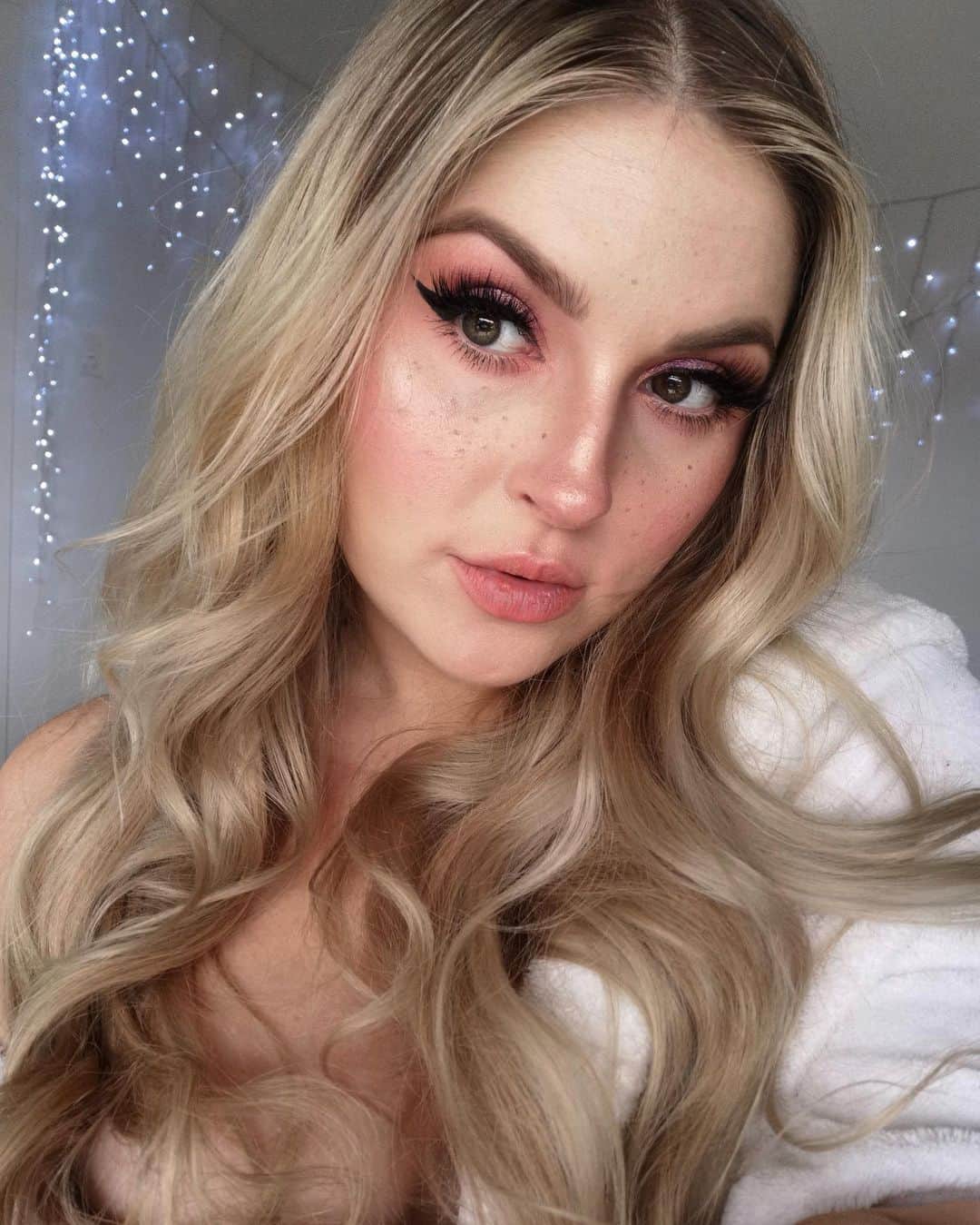 Shannonのインスタグラム：「Uploaded a video copying vogues @dojacat e-girl beauty routine 😂💕 it was a lot of fun and a very diff style to my normal makeup! ⭐️ it’s up now! PS thanks so much for almost 50k on @shaaanxofit 😭💜 https://youtu.be/U06-9-qosK0」