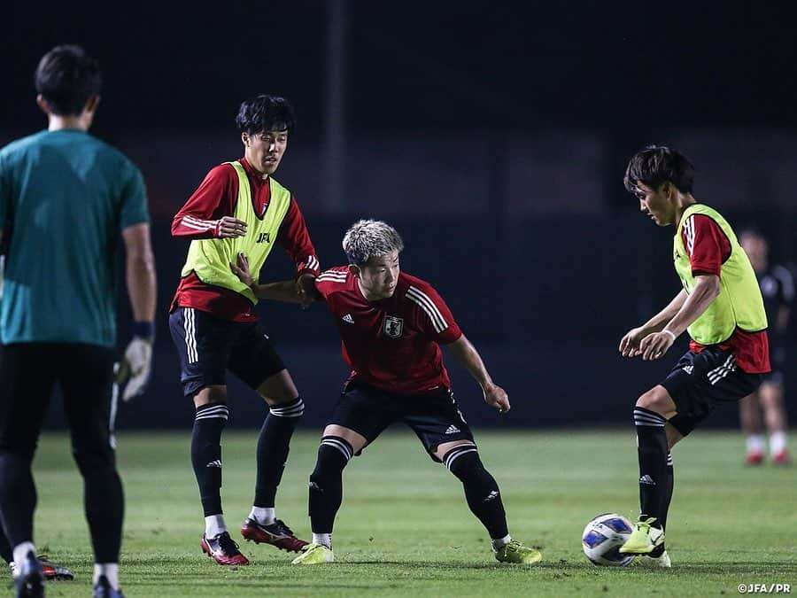 日本サッカー協会さんのインスタグラム写真 - (日本サッカー協会Instagram)「📸#U23日本代表 U-23カタール戦に向けて準備開始 ・ AFC U23選手権タイ2020のグループステージ第2戦・U-23シリア戦から一夜明けた1月13日(月)、U-23日本代表はバンコク市内で夜からトレーニングを行いました。 ・ この日、宿舎では通常のミーティングに加えて選手のみでのミーティングも行われました。今大会で定めた目標に手が届かなかった状況で、U-23日本代表をどう改善していくか、意識のすり合わせを図っていました。 ・ グループステージ最終戦で初勝利を目指す日本は15日(水)、U-23カタール代表と対戦します。試合はRajamangala Stadiumで行われ、20:15（日本時間22:15）よりキックオフ予定です。 ――― 🏆AFC U-23選手権タイ2020（1/8～26） 1/9 1-2 U-23サウジアラビア🇸🇦 1/12 1-2 U-23シリア🇸🇾 1/15 22:15 🆚U-23カタール🇶🇦 📺テレビ朝日系列/NHK BS1 👉大会情報はJFA.jpへ #daihyo #U23日本代表 #AFCU23 ―――」1月14日 13時44分 - japanfootballassociation